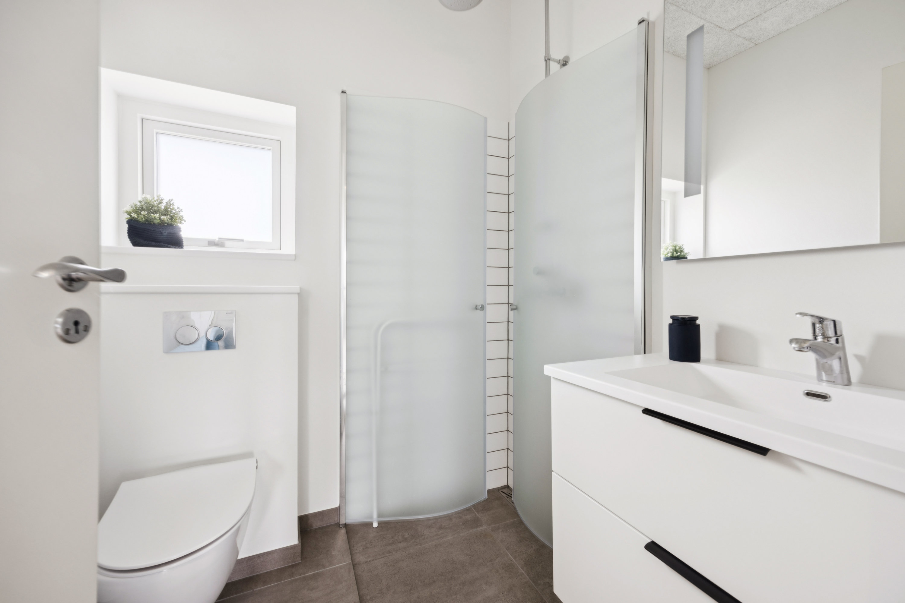 Fremhævet badeværelse billede i fuldskærmstilstand. Billede af Østermarken 219, 9320 Hjallerup