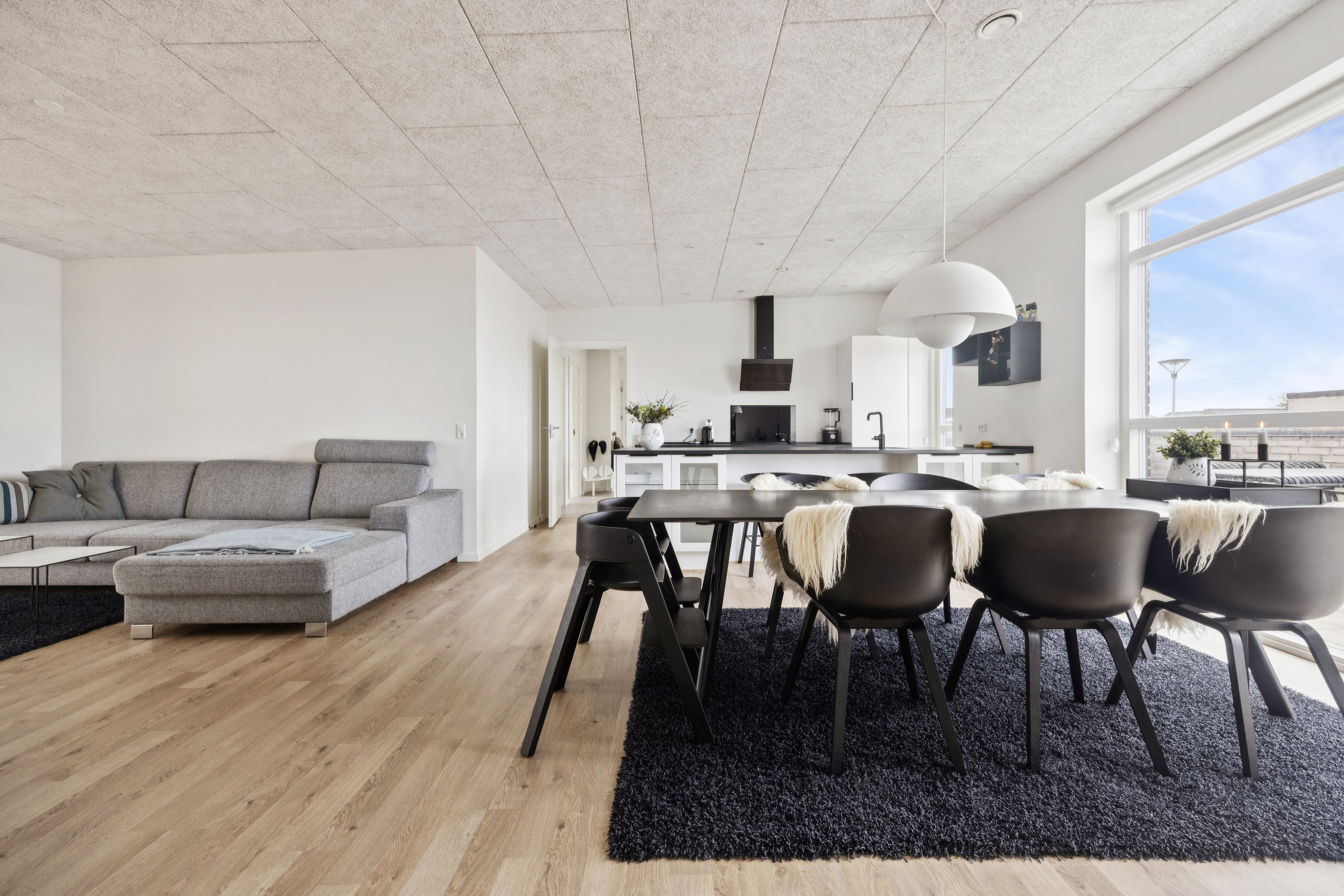 Fremhævet stue billede i fuldskærmstilstand. Billede af Østermarken 219, 9320 Hjallerup