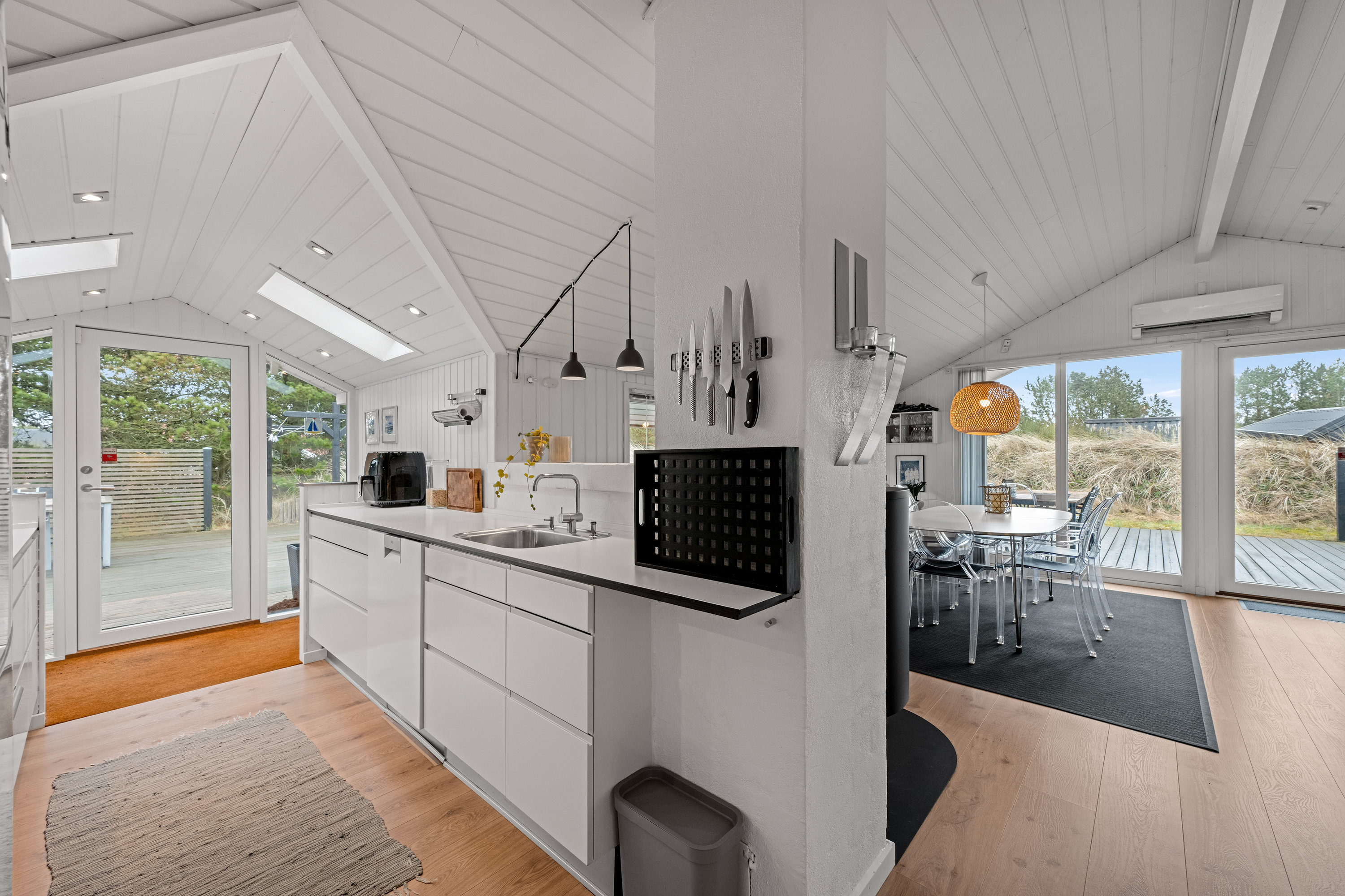 Fremhævet køkken billede i fuldskærmstilstand. Billede af Bjerregårdsvej 112, Bjerregaard, 6960 Hvide Sande