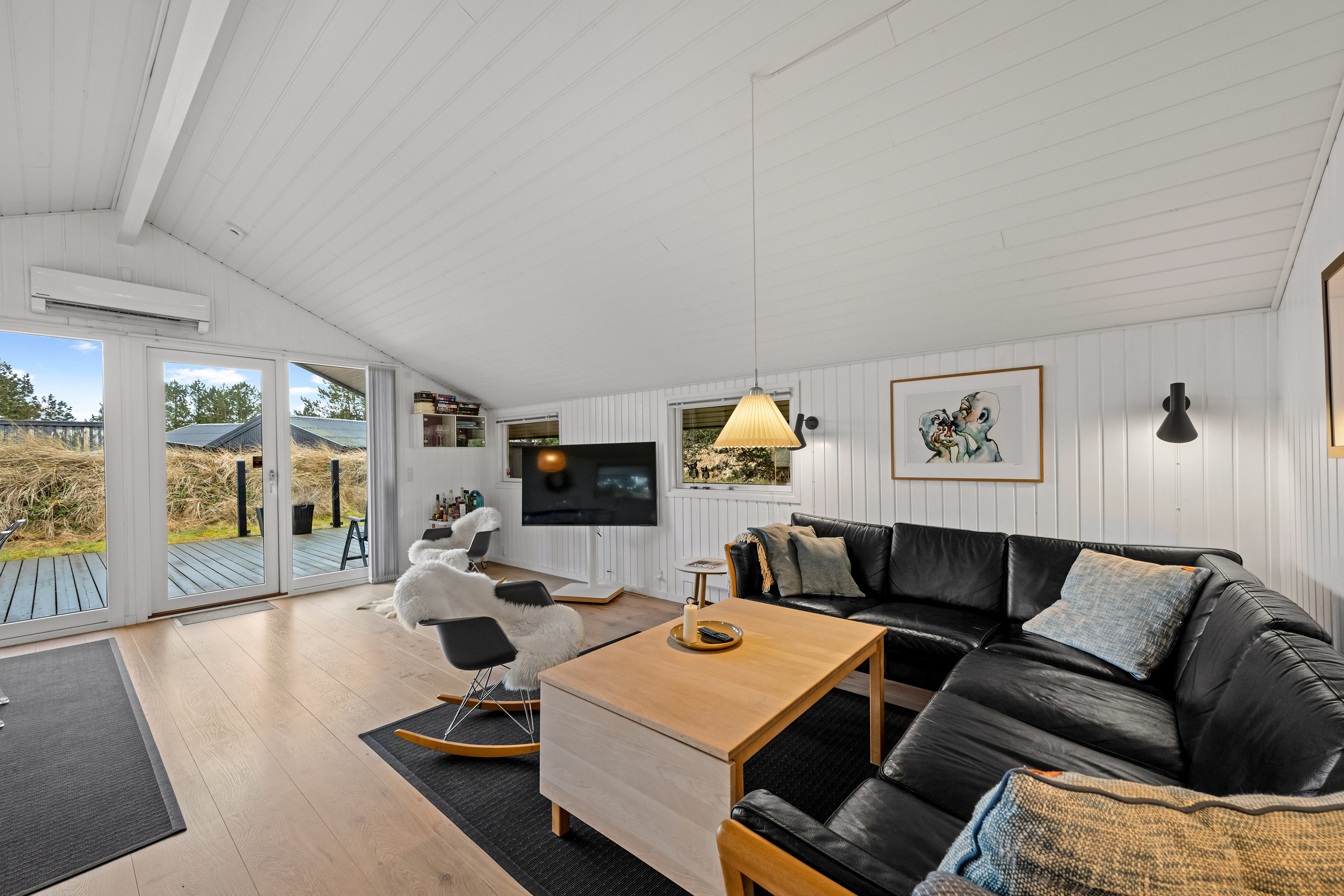 Fremhævet stue billede i fuldskærmstilstand. Billede af Bjerregårdsvej 112, Bjerregaard, 6960 Hvide Sande