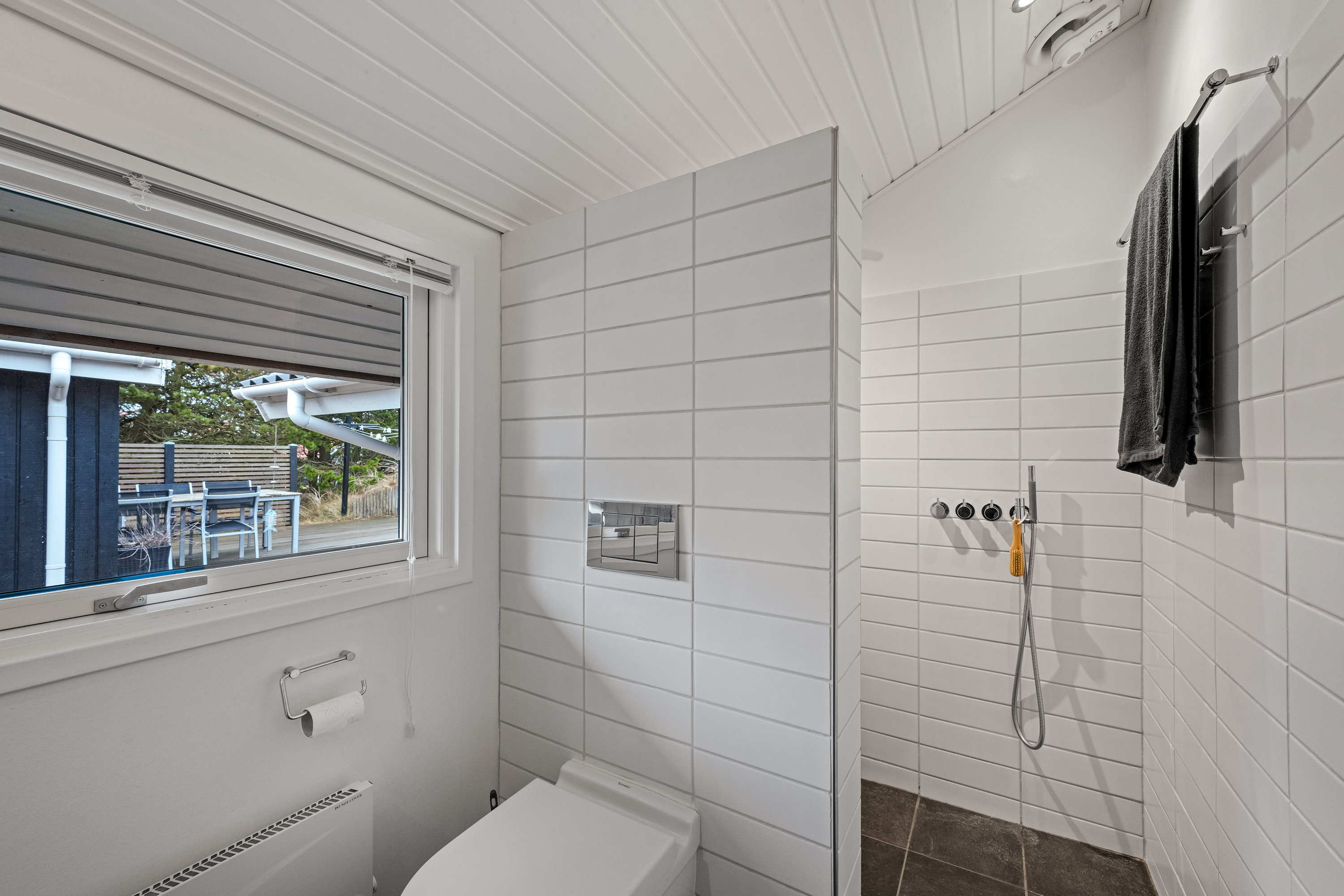 Fremhævet badeværelse billede i fuldskærmstilstand. Billede af Bjerregårdsvej 112, Bjerregaard, 6960 Hvide Sande