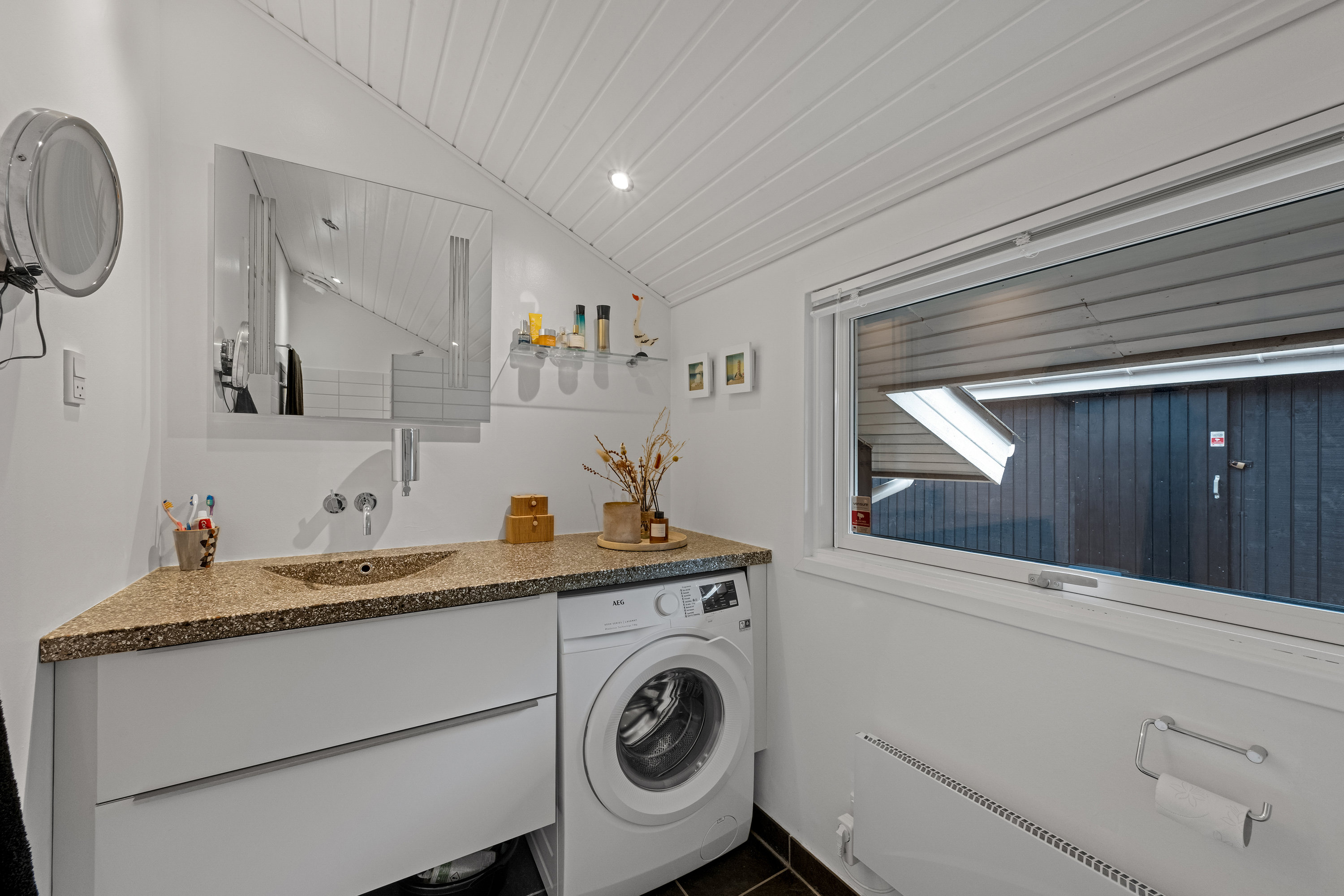 Fremhævet badeværelse billede i fuldskærmstilstand. Billede af Bjerregårdsvej 112, Bjerregaard, 6960 Hvide Sande