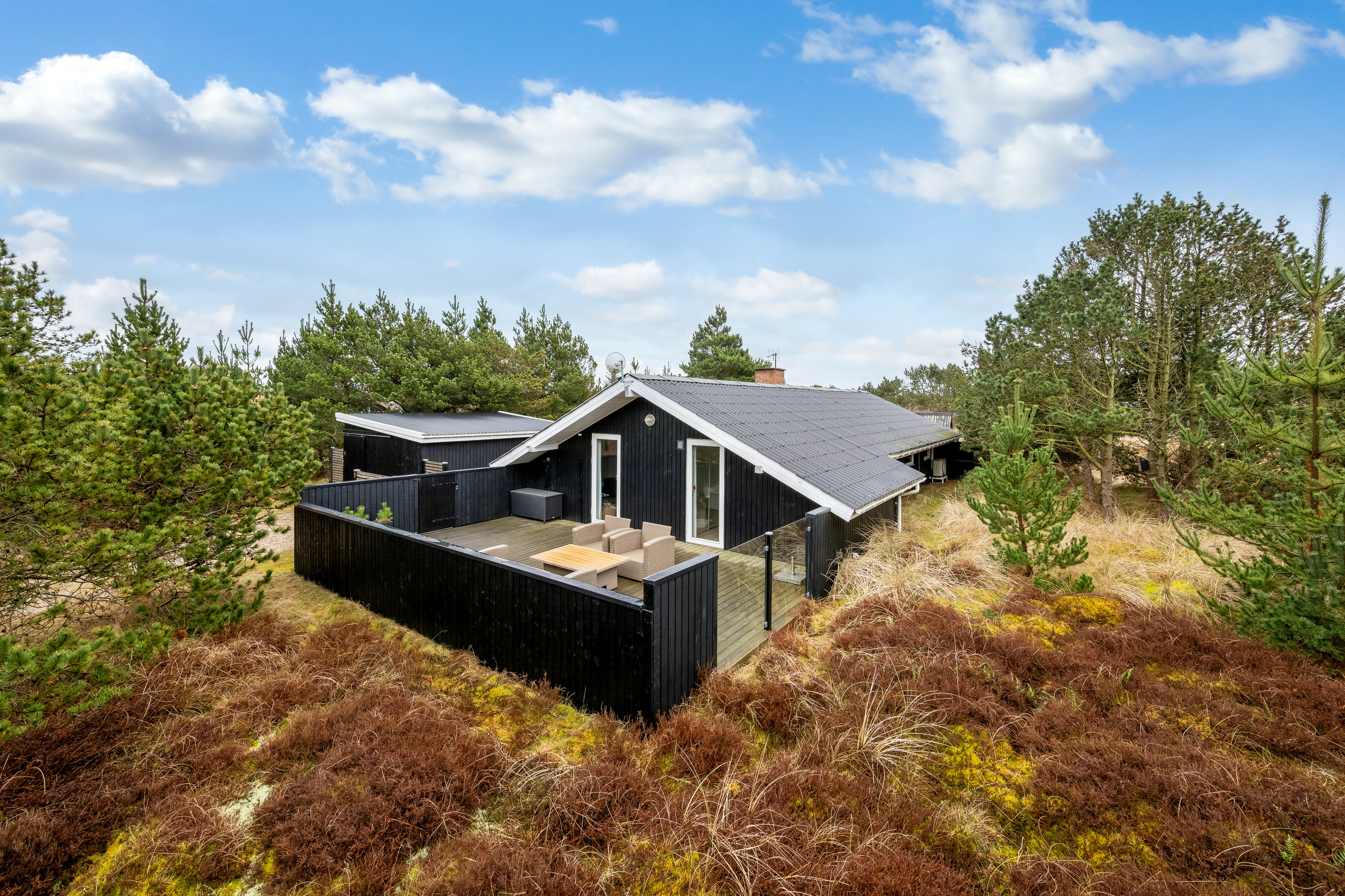 Fremhævet facade billede i fuldskærmstilstand. Billede af Bjerregårdsvej 112, Bjerregaard, 6960 Hvide Sande