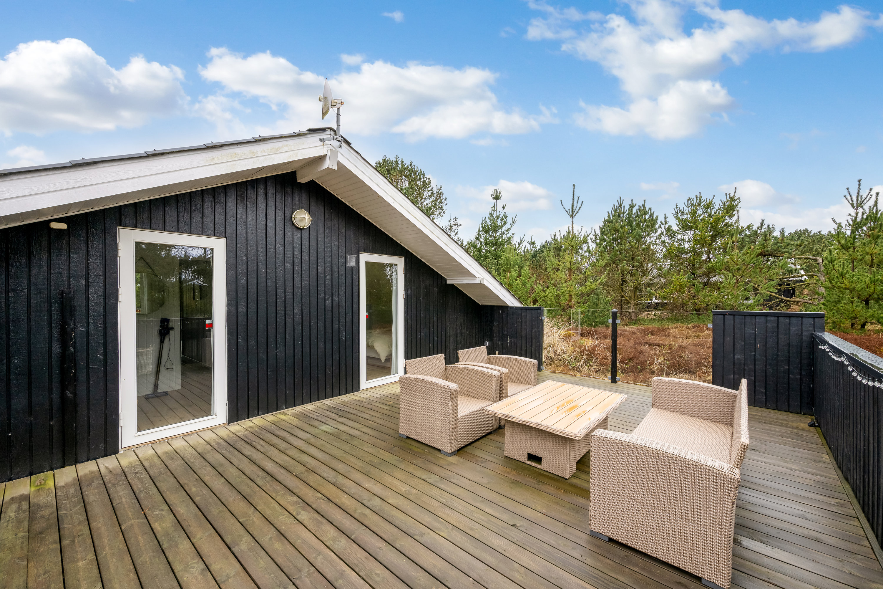 Fremhævet terrasse billede i fuldskærmstilstand. Billede af Bjerregårdsvej 112, Bjerregaard, 6960 Hvide Sande