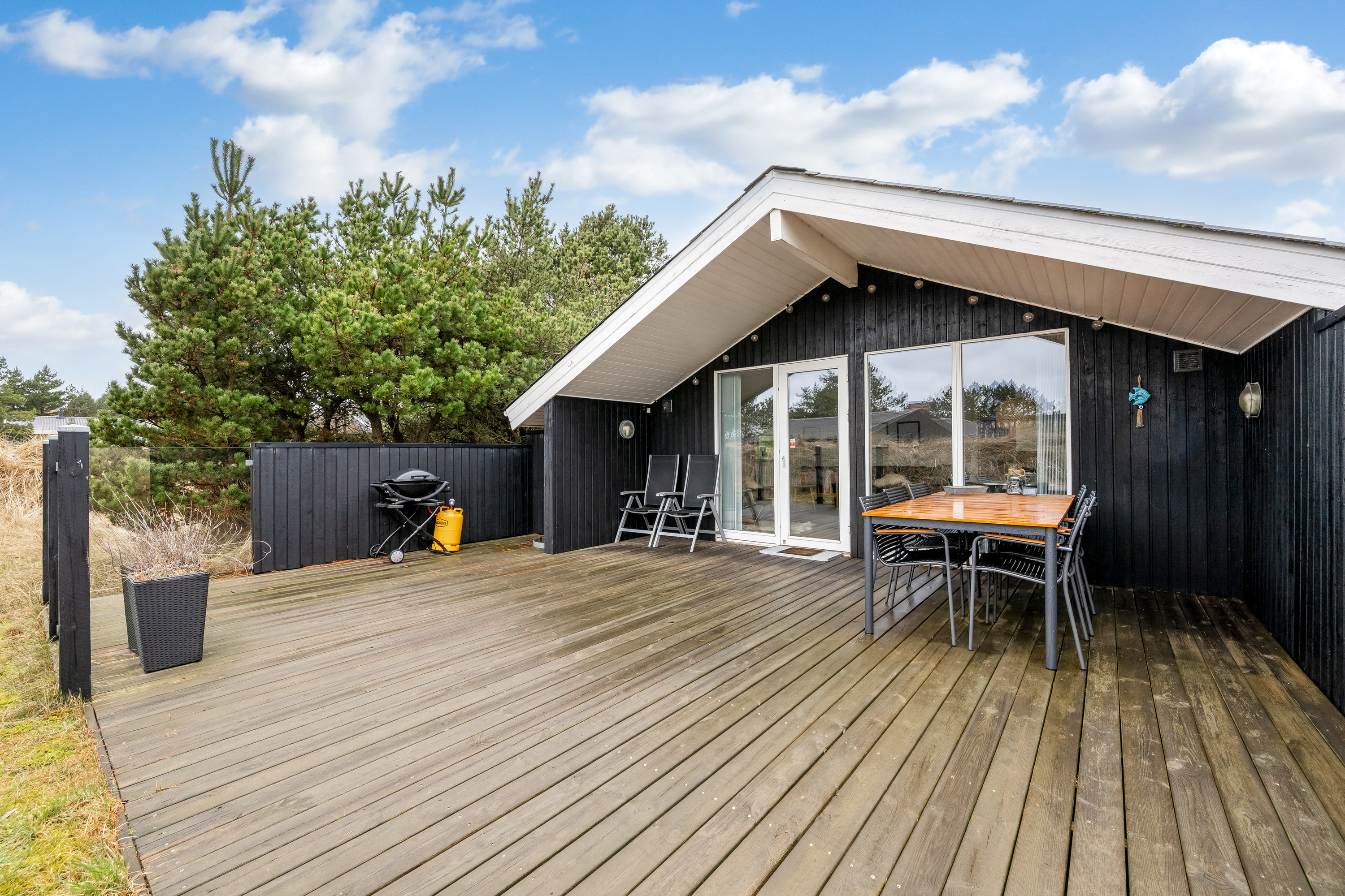 Fremhævet terrasse billede i fuldskærmstilstand. Billede af Bjerregårdsvej 112, Bjerregaard, 6960 Hvide Sande