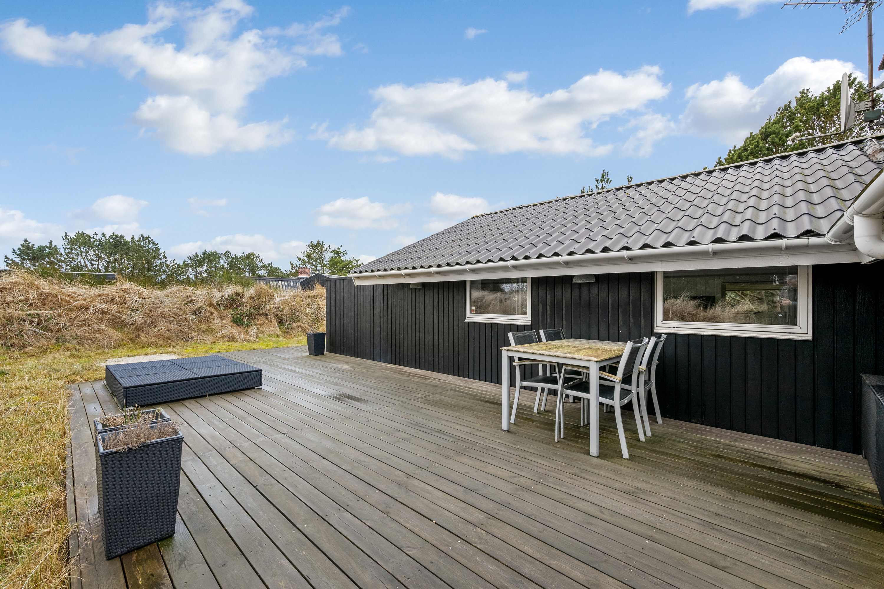 Fremhævet terrasse billede i fuldskærmstilstand. Billede af Bjerregårdsvej 112, Bjerregaard, 6960 Hvide Sande