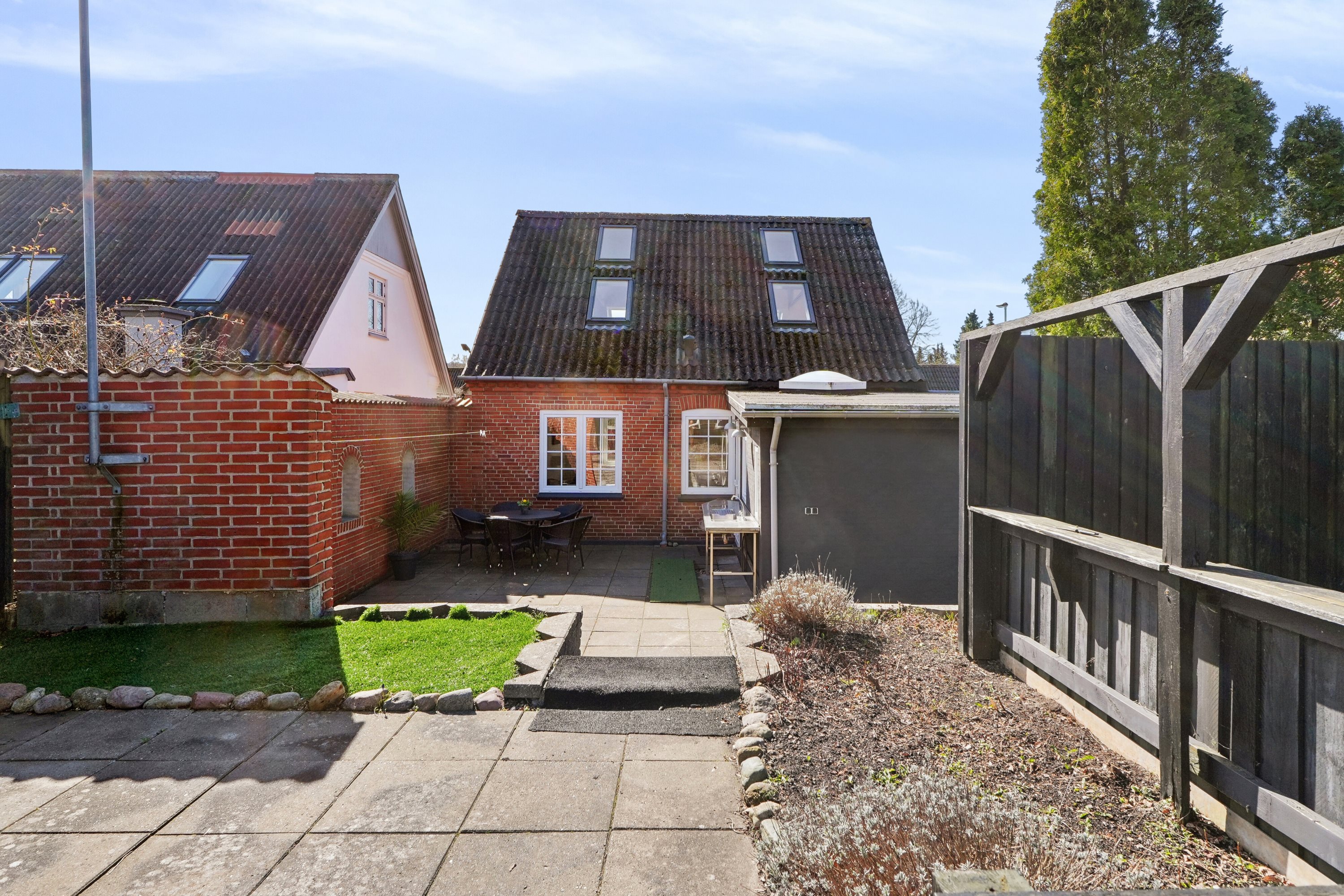 Fremhævet set fra haven billede i fuldskærmstilstand. Billede af Østergade 63, 5953 Tranekær