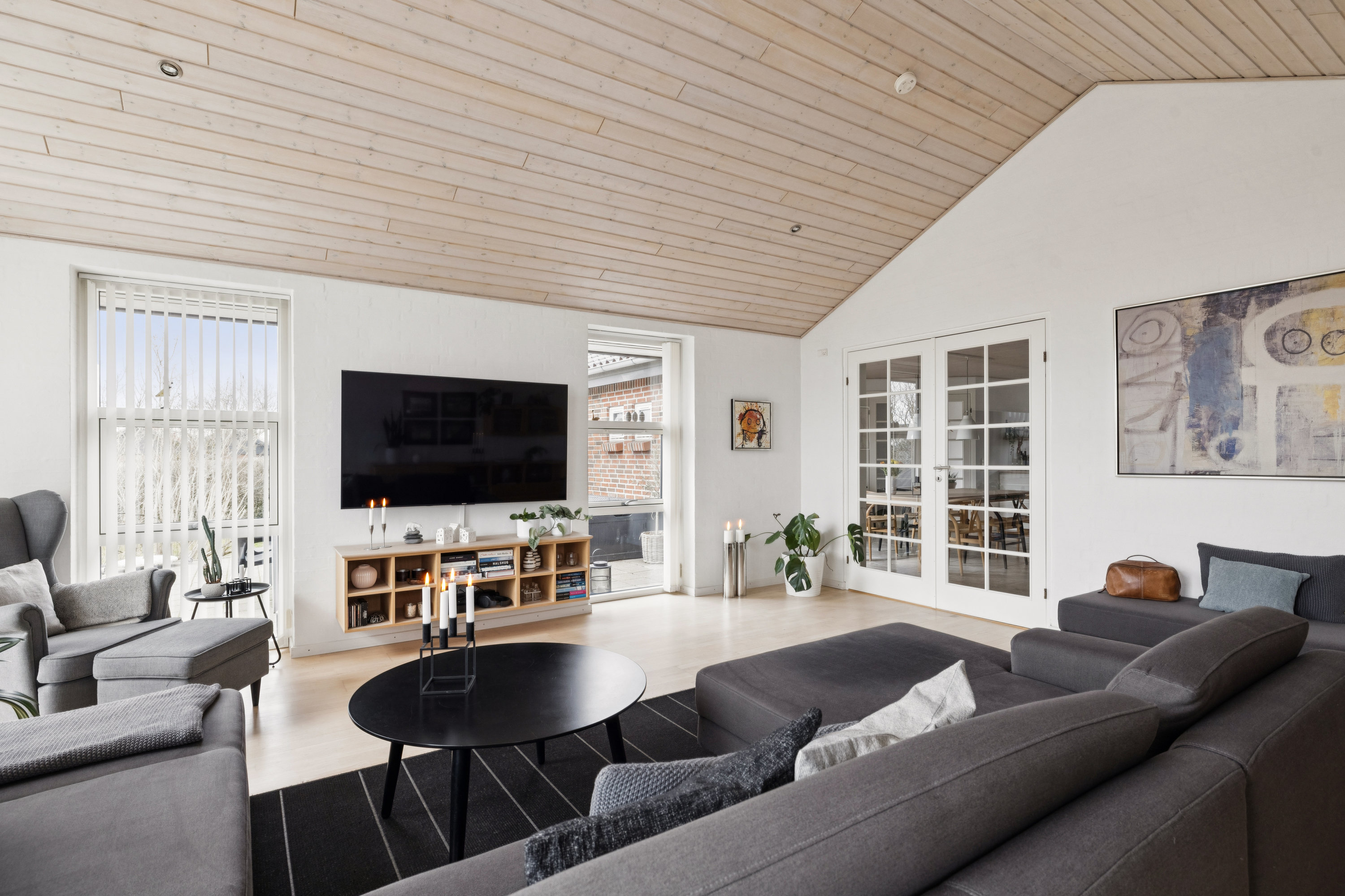 Fremhævet stue billede i fuldskærmstilstand. Billede af Vagtelvej 1, 8660 Skanderborg