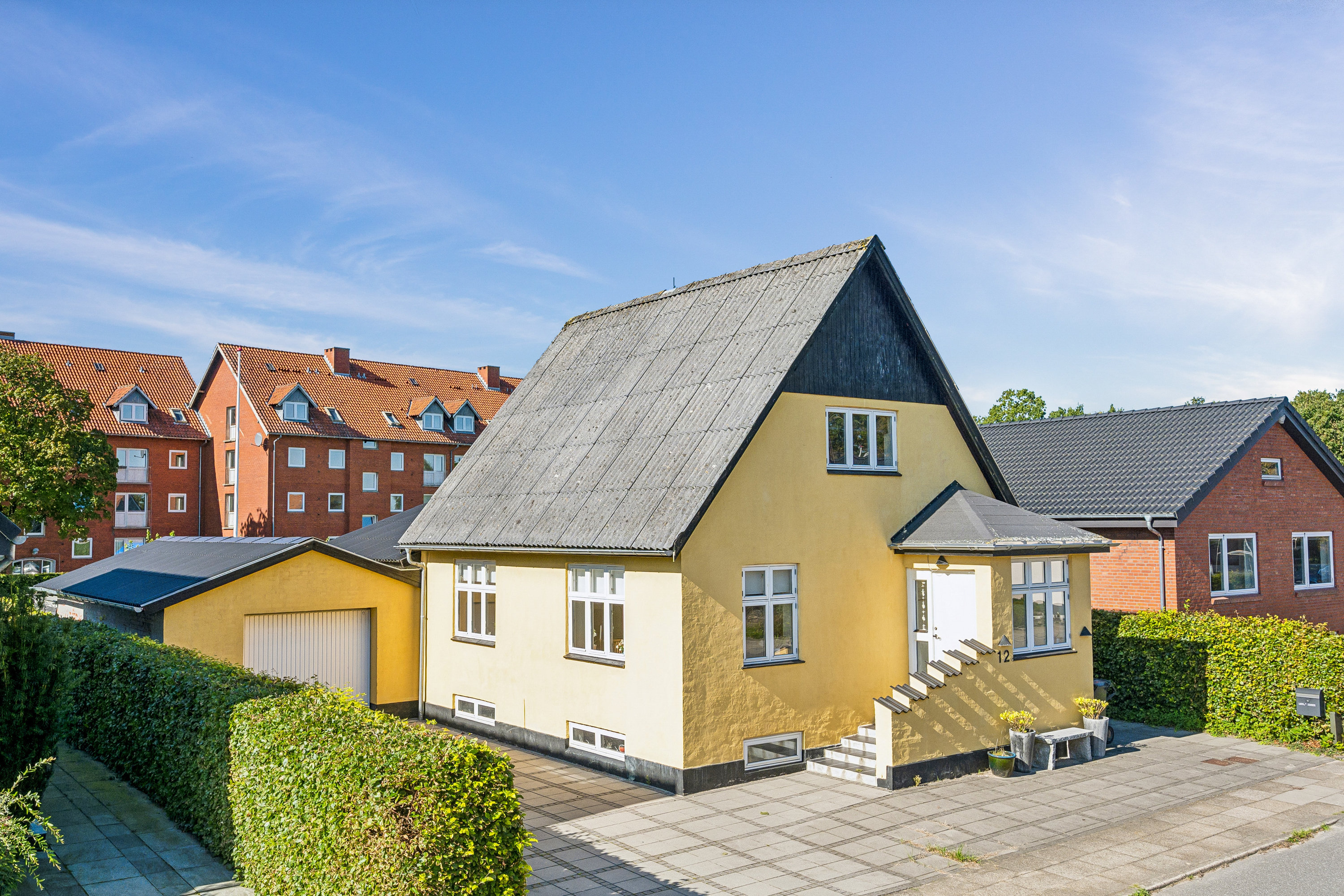 Fremhævet facade billede i fuldskærmstilstand. Billede af Bistrupvej 12, 9800 Hjørring