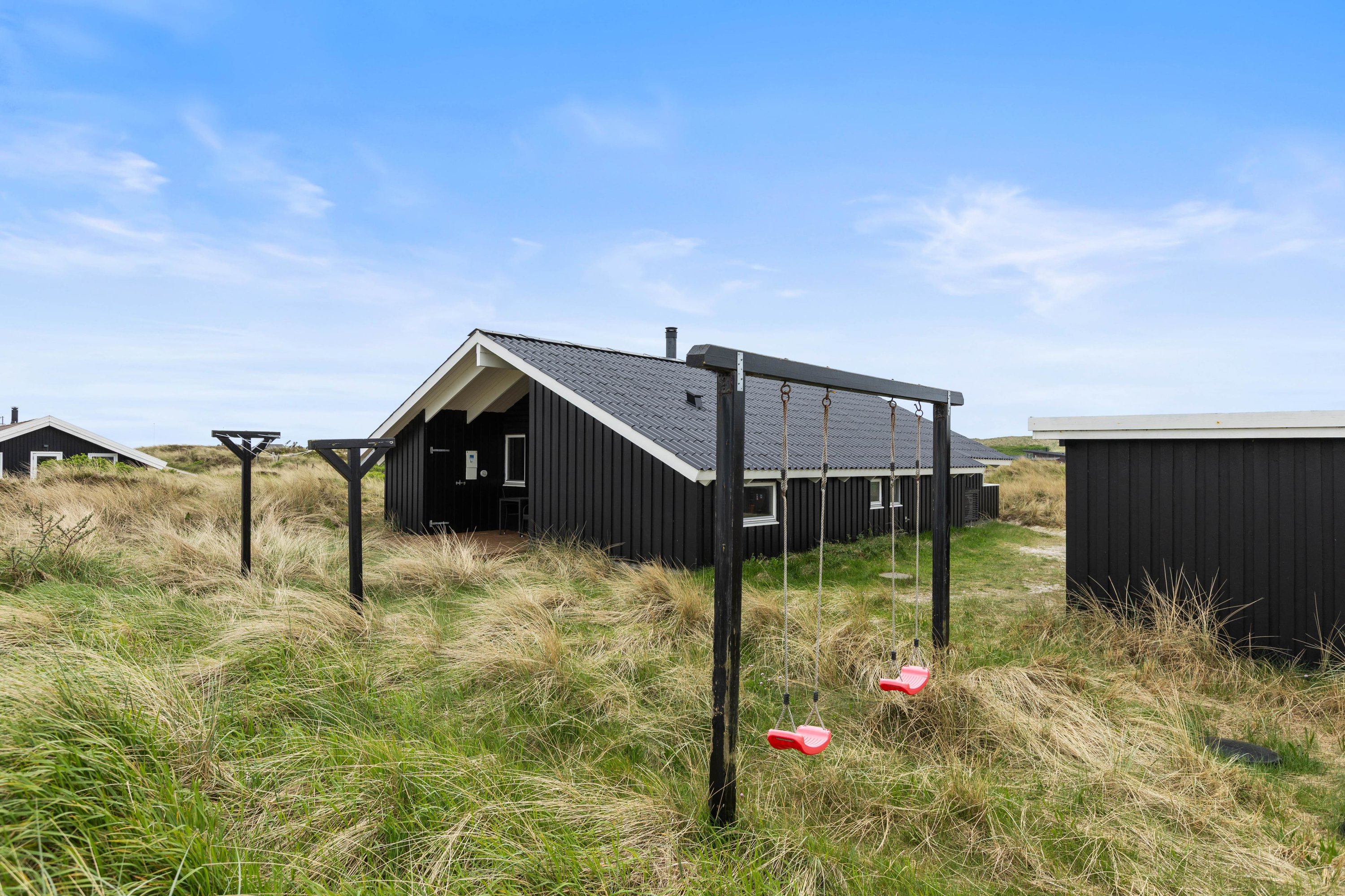 Fremhævet facade billede i fuldskærmstilstand. Billede af Bjerregårdsvej 337, Bjerregaard, 6960 Hvide Sande