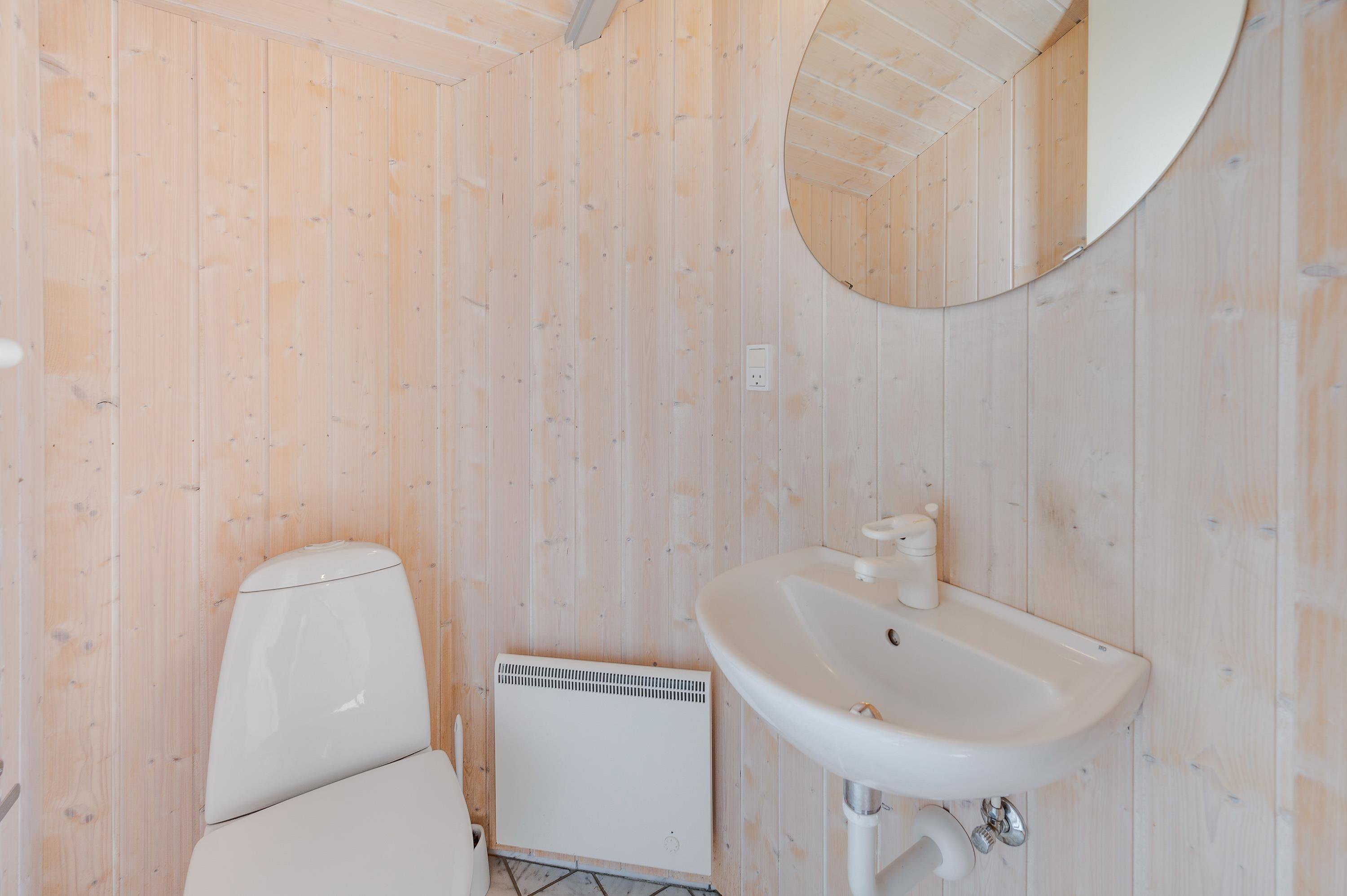 Fremhævet toilet billede i fuldskærmstilstand. Billede af Bjerregårdsvej 337, Bjerregaard, 6960 Hvide Sande