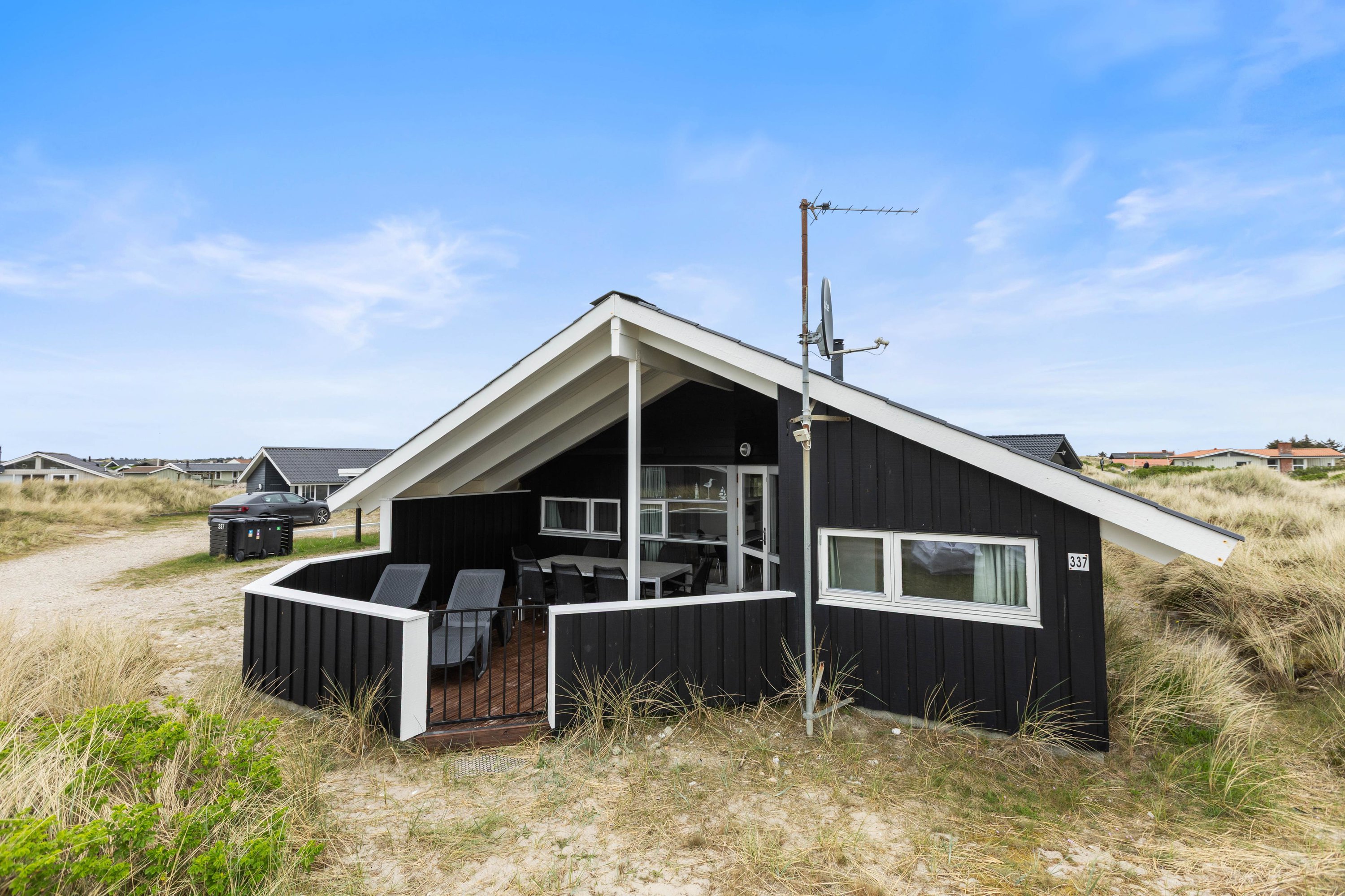 Fremhævet facade billede i fuldskærmstilstand. Billede af Bjerregårdsvej 337, Bjerregaard, 6960 Hvide Sande