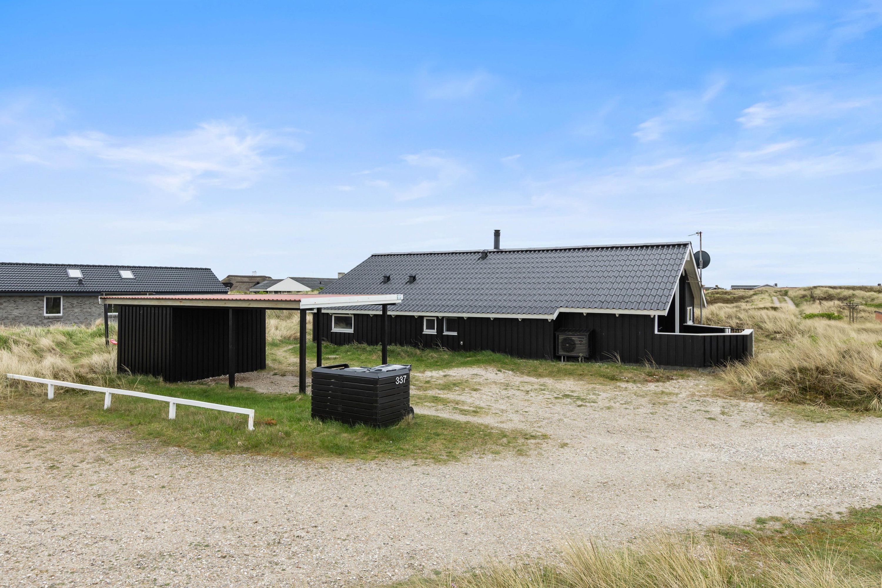 Fremhævet facade billede i fuldskærmstilstand. Billede af Bjerregårdsvej 337, Bjerregaard, 6960 Hvide Sande