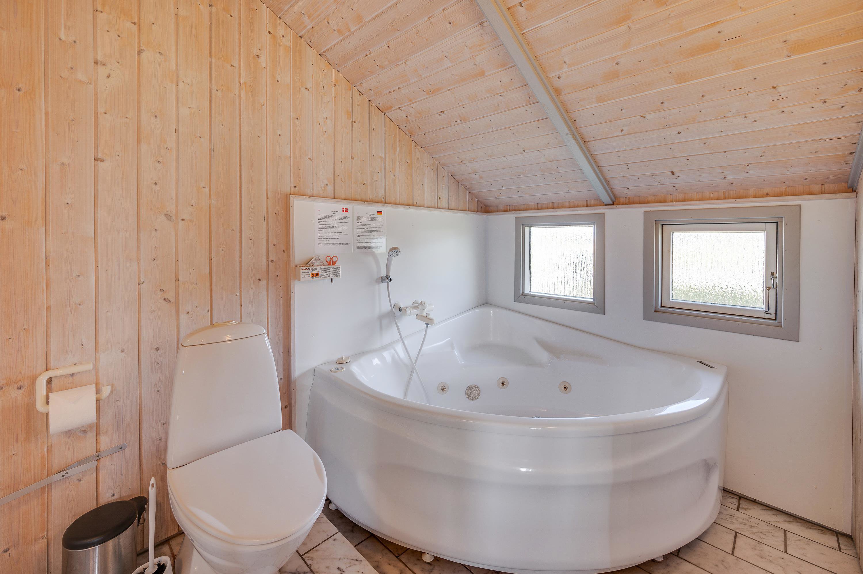 Fremhævet badeværelse billede i fuldskærmstilstand. Billede af Bjerregårdsvej 337, Bjerregaard, 6960 Hvide Sande