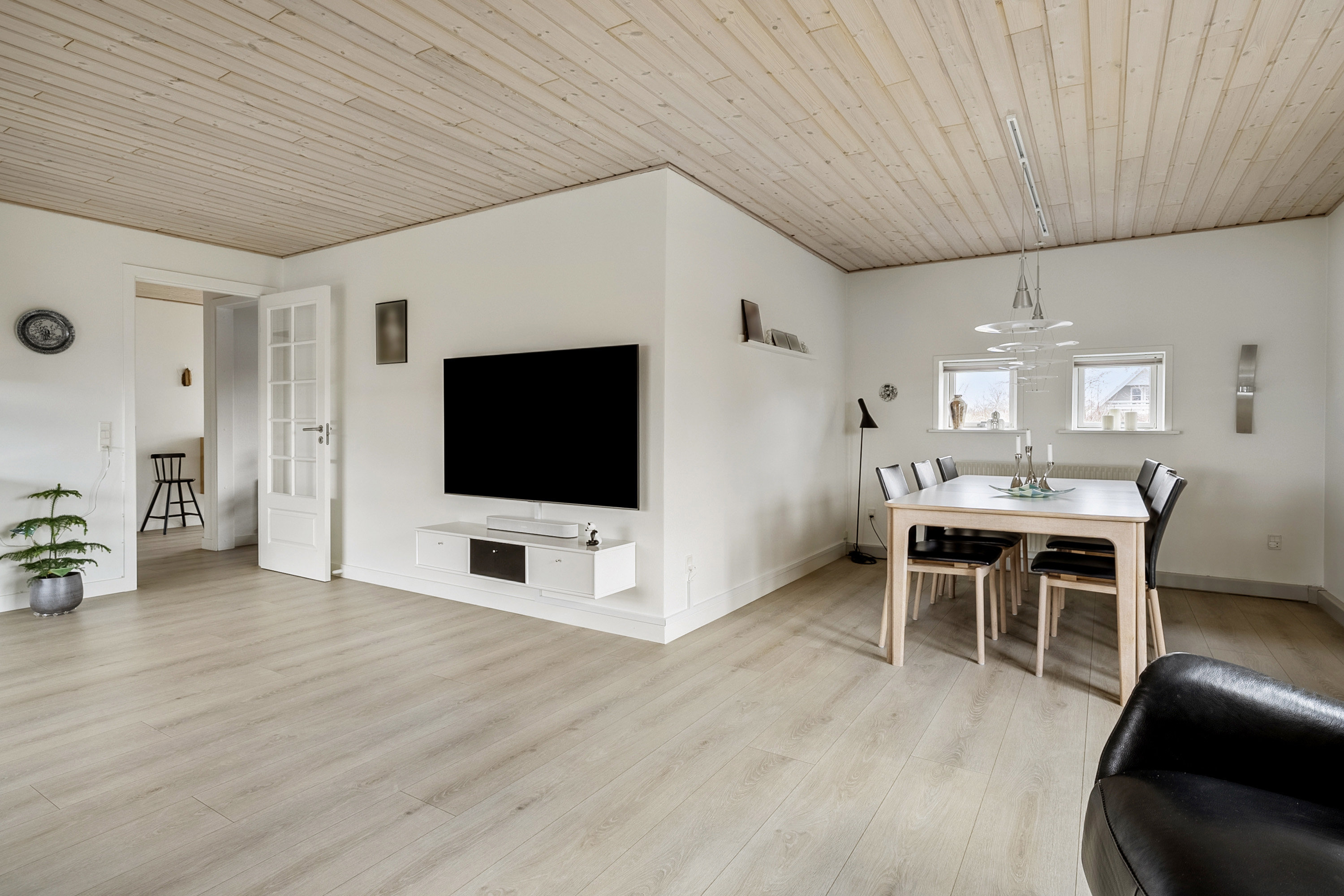 Fremhævet spisestue billede i fuldskærmstilstand. Billede af Vejsager 11, 4241 Vemmelev