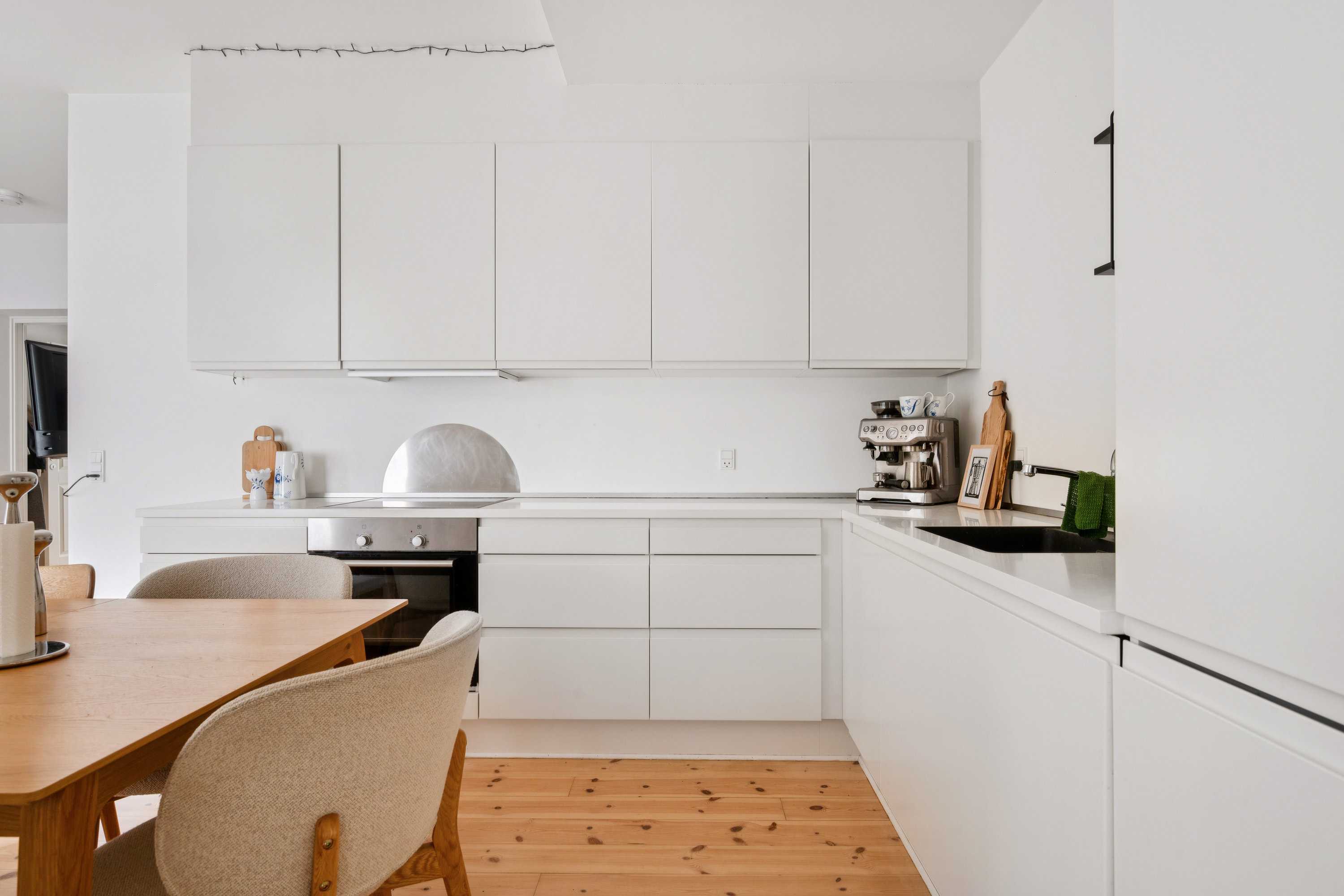 Fremhævet køkken billede i fuldskærmstilstand. Billede af Vester Allé 24A, st.. tv., 8000 Aarhus C