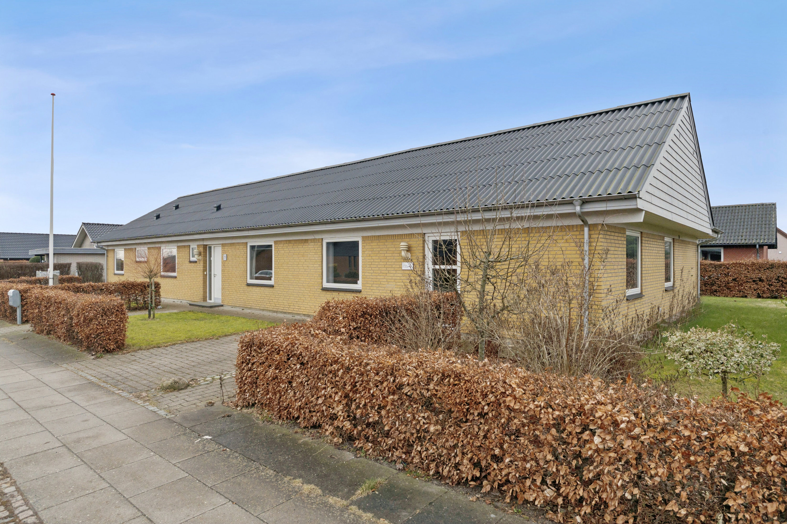 Fremhævet set fra vejen billede i fuldskærmstilstand. Billede af Jens Holdgaards Vej 75, 7430 Ikast