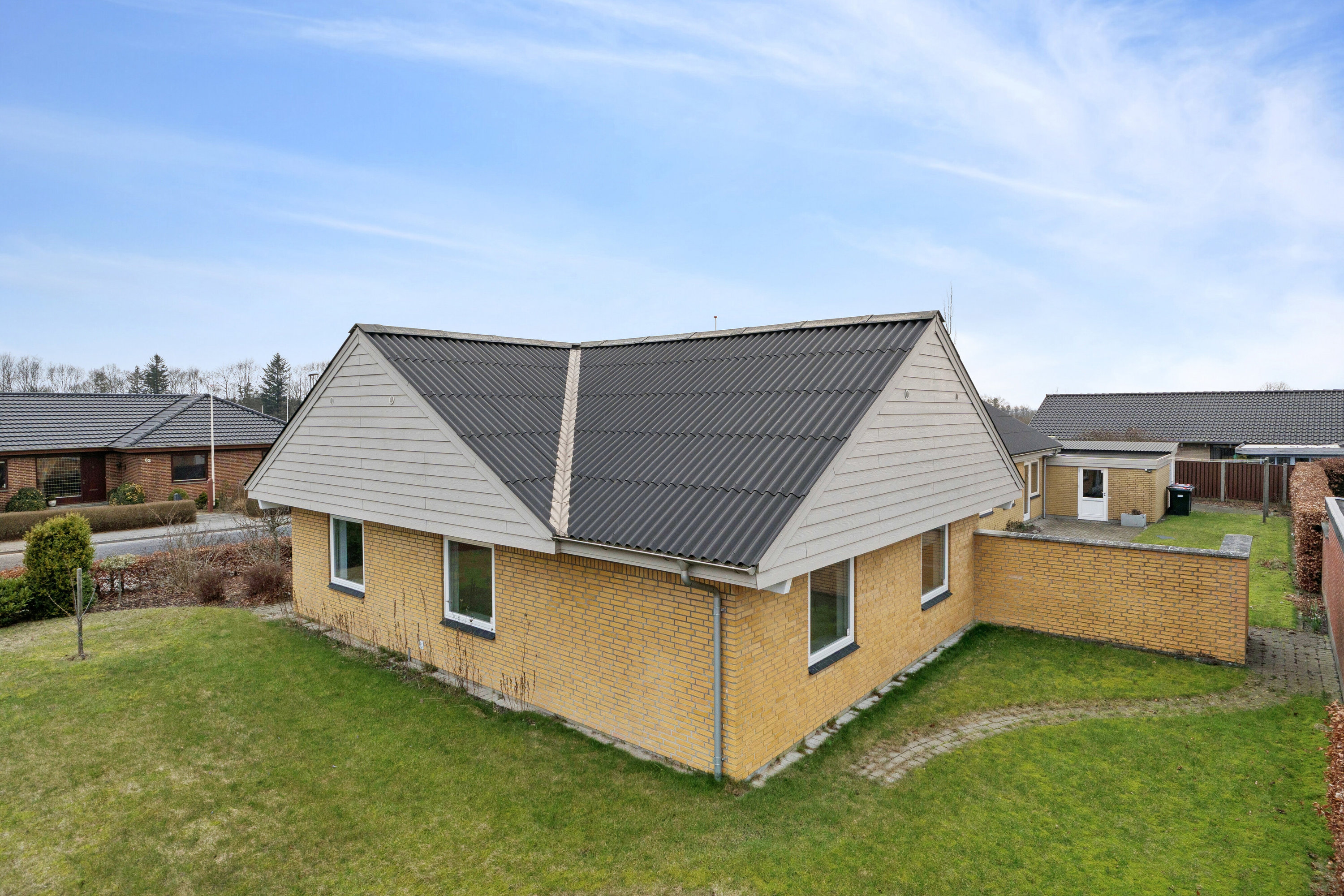 Fremhævet set fra haven billede i fuldskærmstilstand. Billede af Jens Holdgaards Vej 75, 7430 Ikast