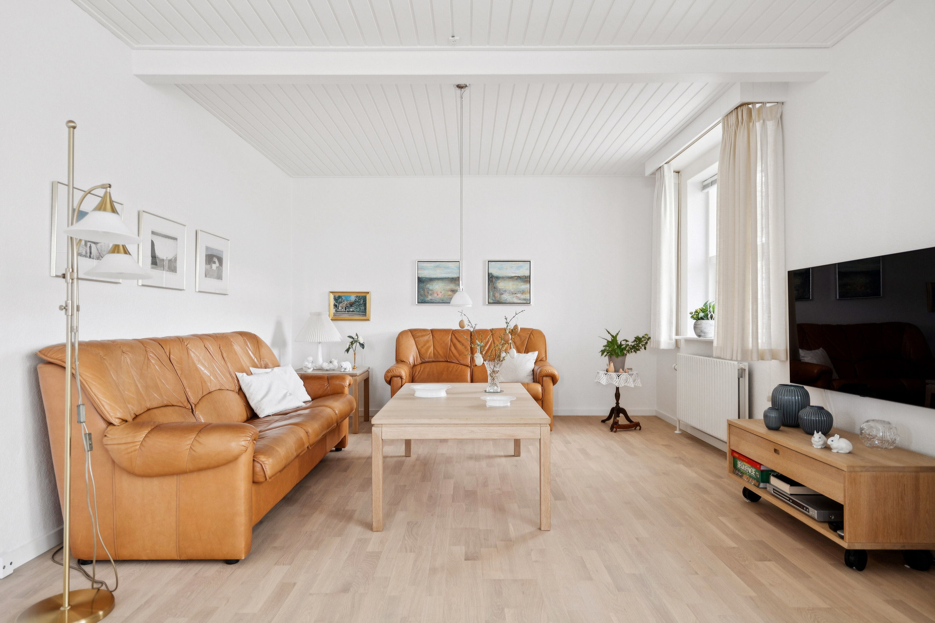 Fremhævet stue billede i fuldskærmstilstand. Billede af Åkandevej 3, 9800 Hjørring