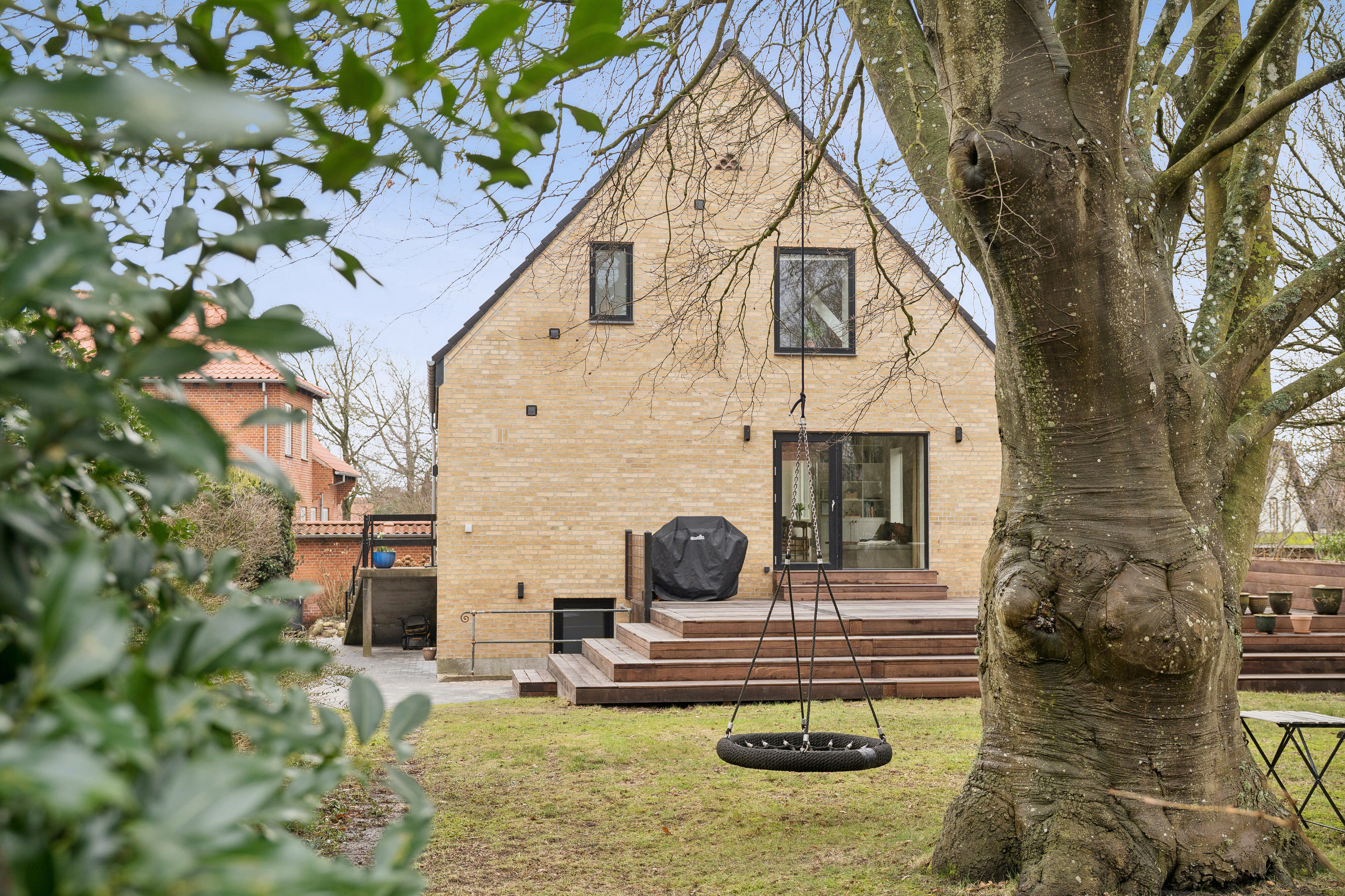 Fremhævet set fra haven billede i fuldskærmstilstand. Billede af Græsvangen 3, 9800 Hjørring