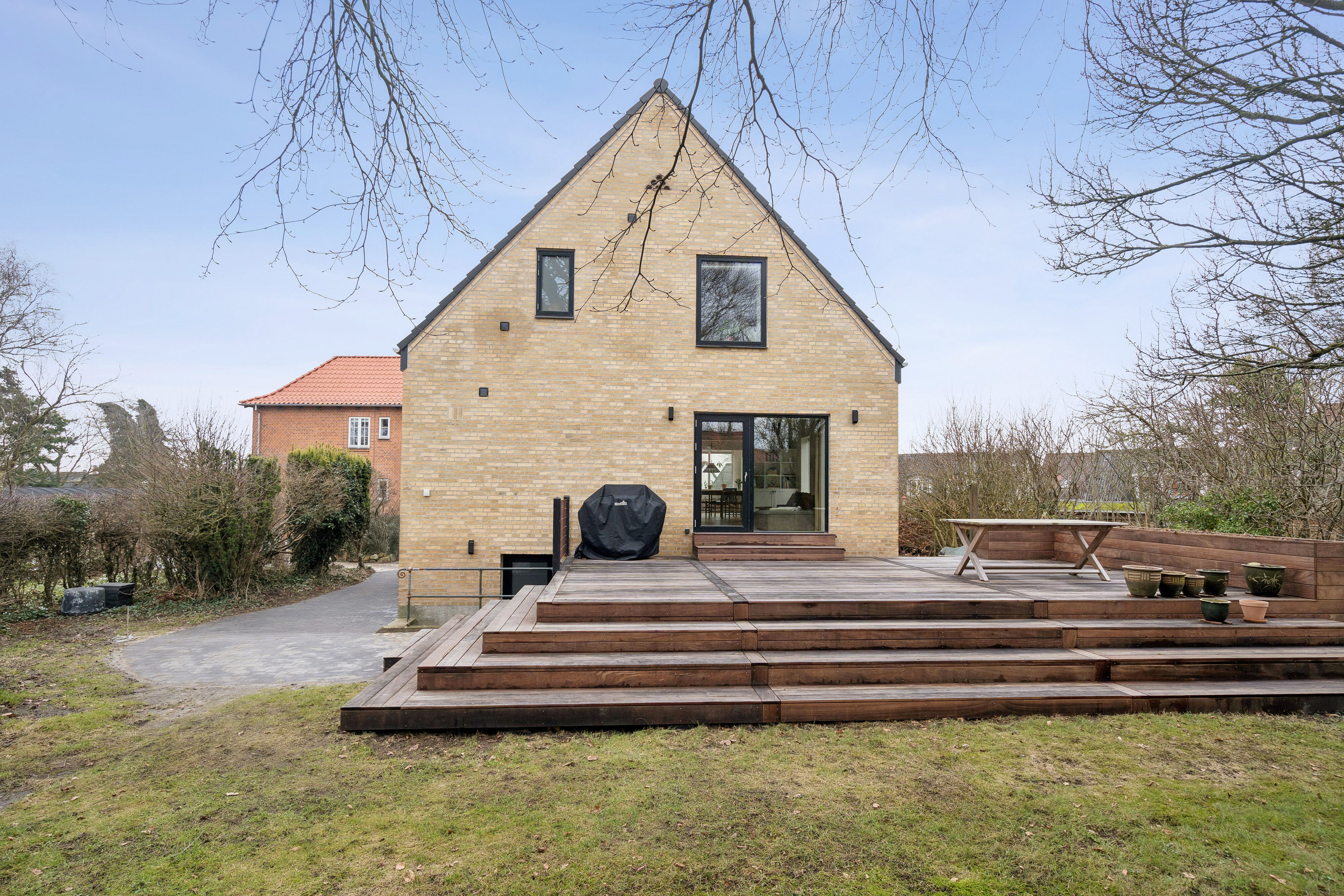 Fremhævet set fra haven billede i fuldskærmstilstand. Billede af Græsvangen 3, 9800 Hjørring