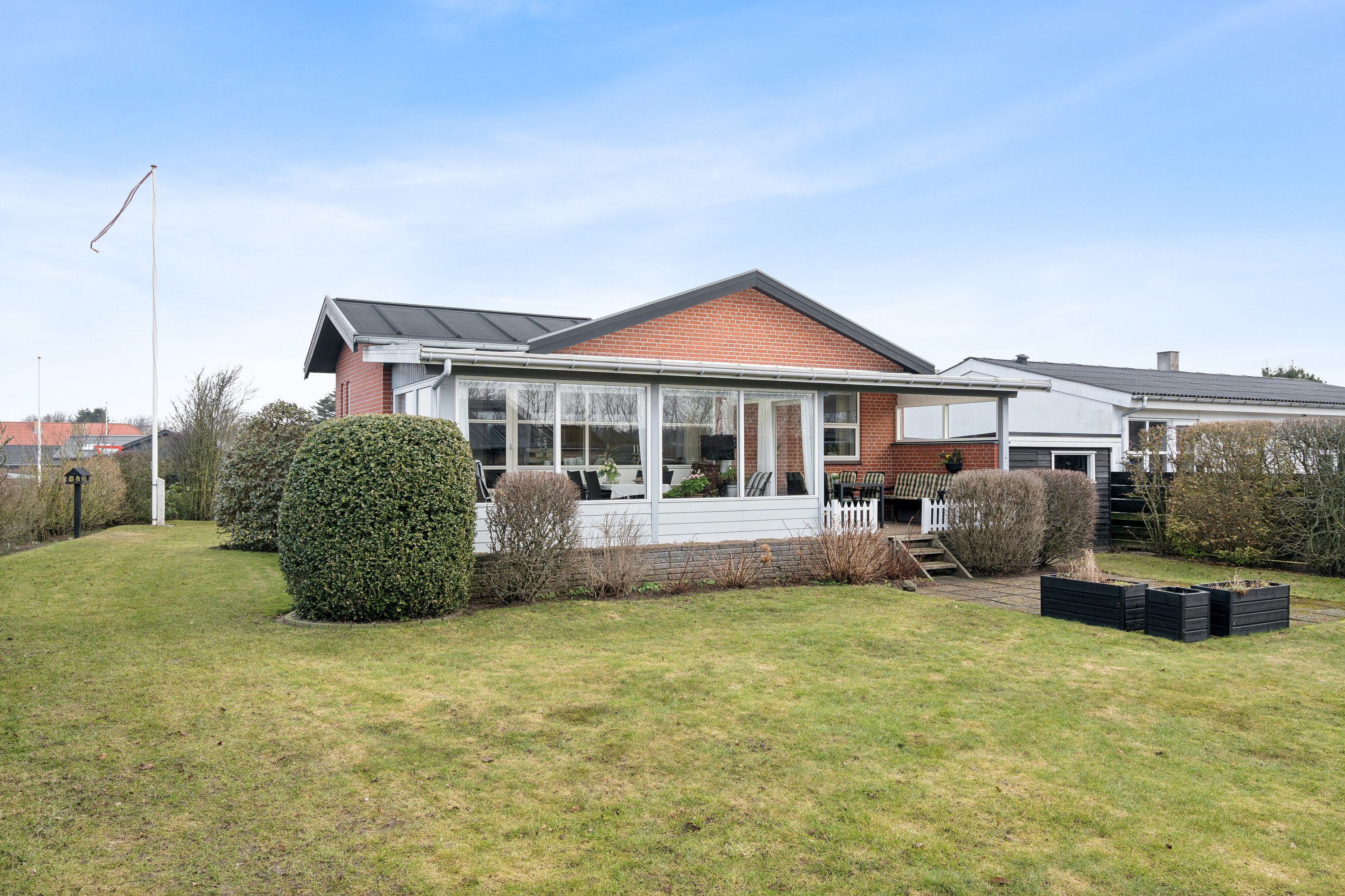 Fremhævet set fra haven billede i fuldskærmstilstand. Billede af Åkandevej 3, 9800 Hjørring