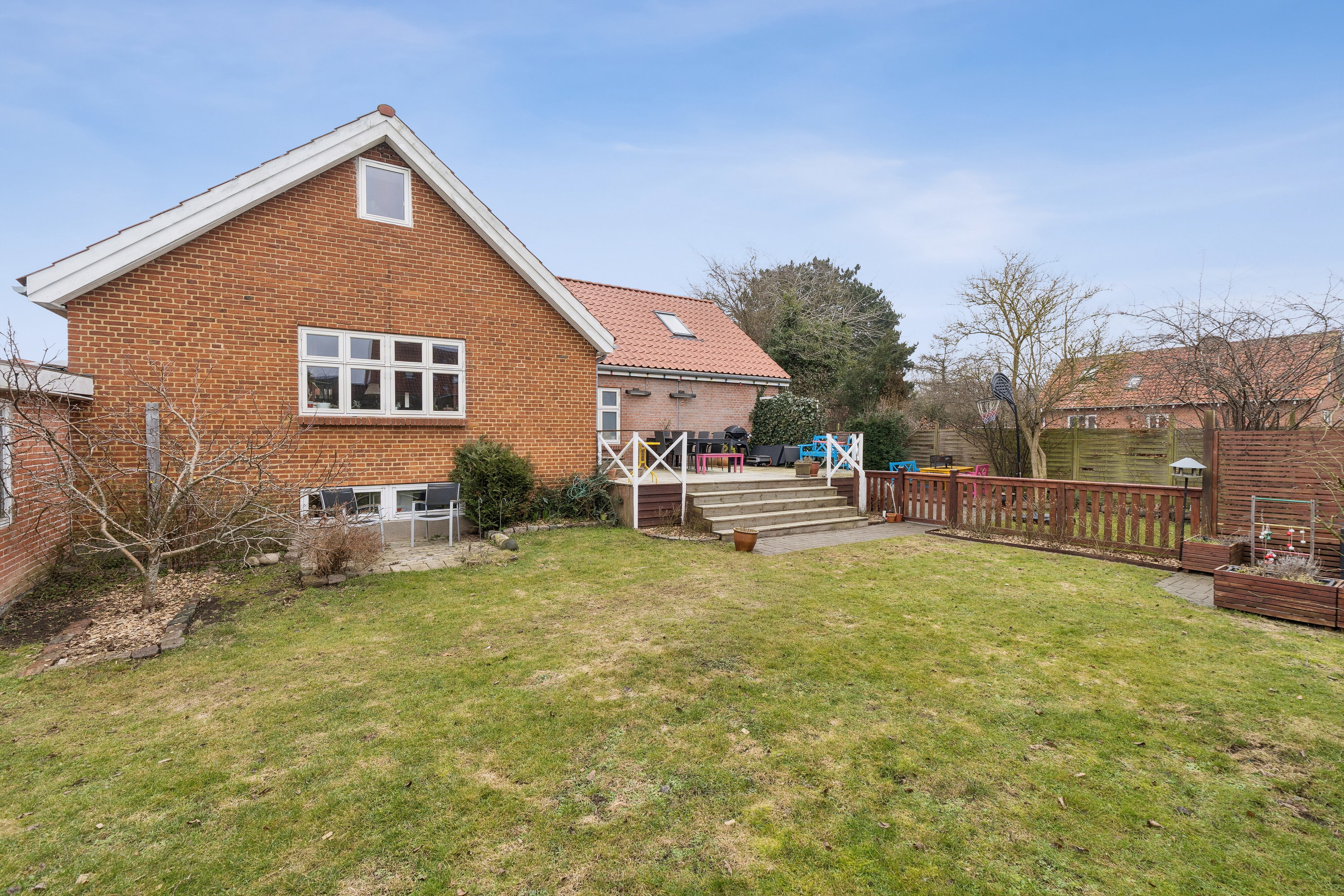 Fremhævet set fra haven billede i fuldskærmstilstand. Billede af Kløverdalen 3, 4000 Roskilde