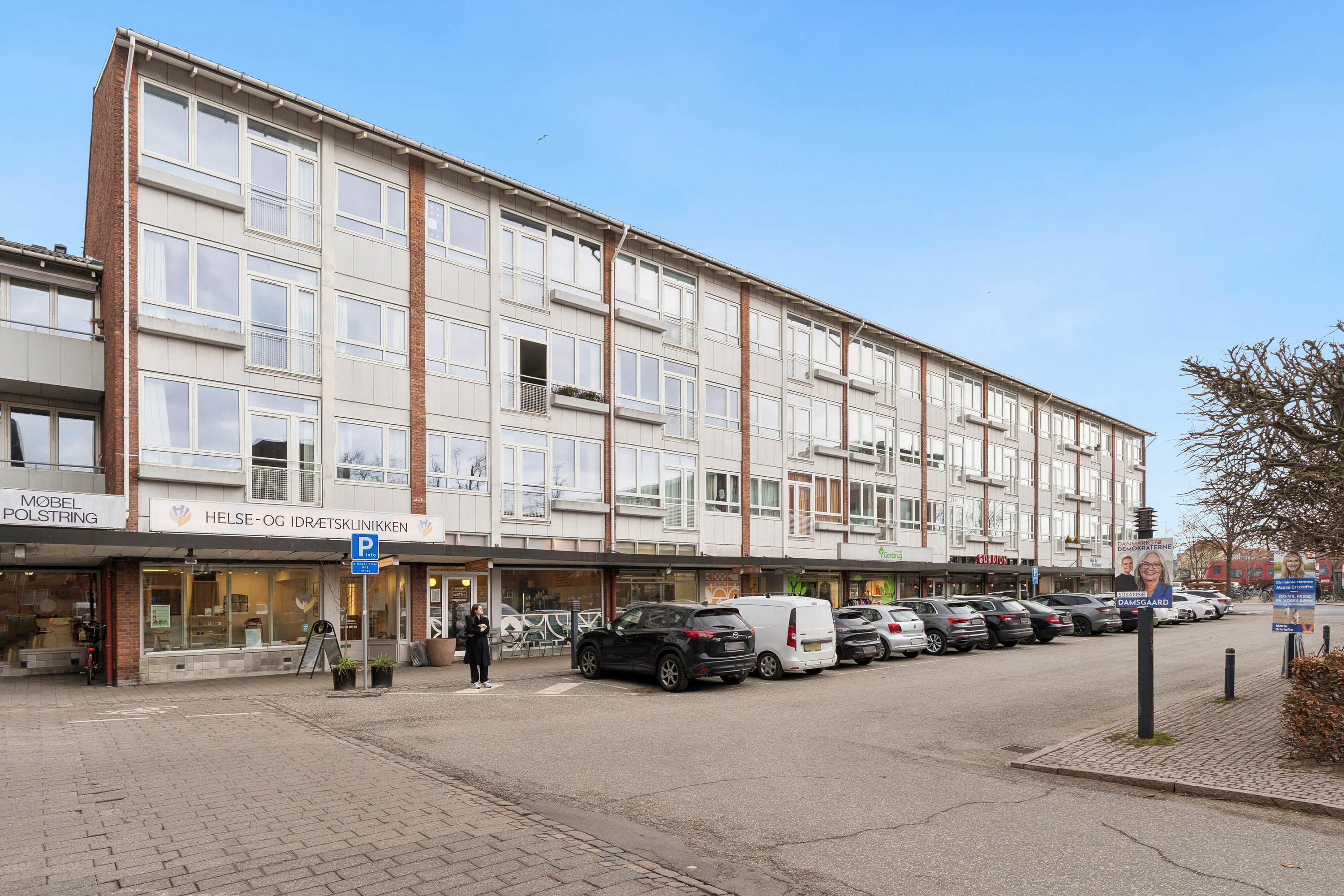 Fremhævet facade billede i fuldskærmstilstand. Billede af Ulrikkenborg Plads 10D, 2. th., 2800 Kongens Lyngby