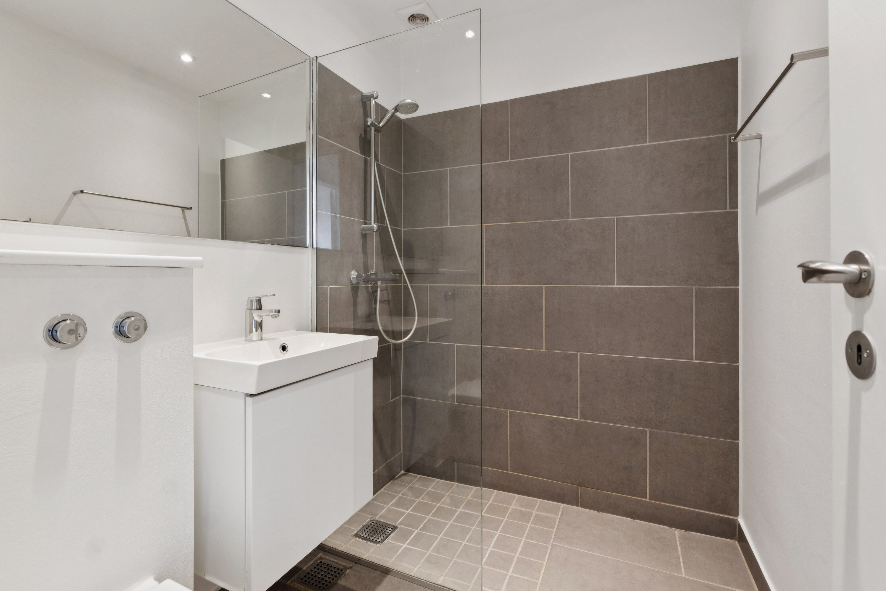 Fremhævet badeværelse billede i fuldskærmstilstand. Billede af Ulrikkenborg Plads 10D, 2. th., 2800 Kongens Lyngby