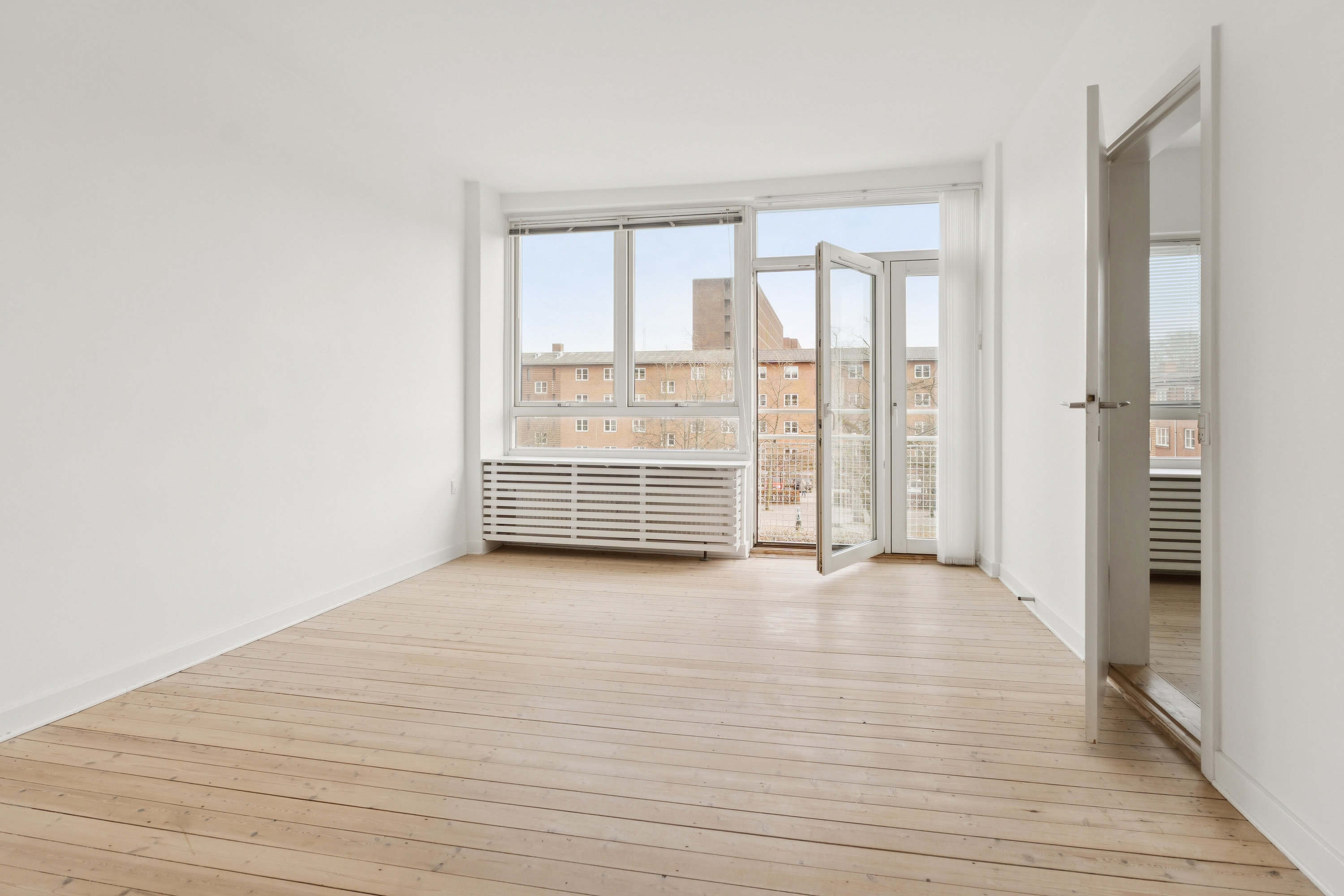 Fremhævet stue billede i fuldskærmstilstand. Billede af Ulrikkenborg Plads 10D, 2. th., 2800 Kongens Lyngby