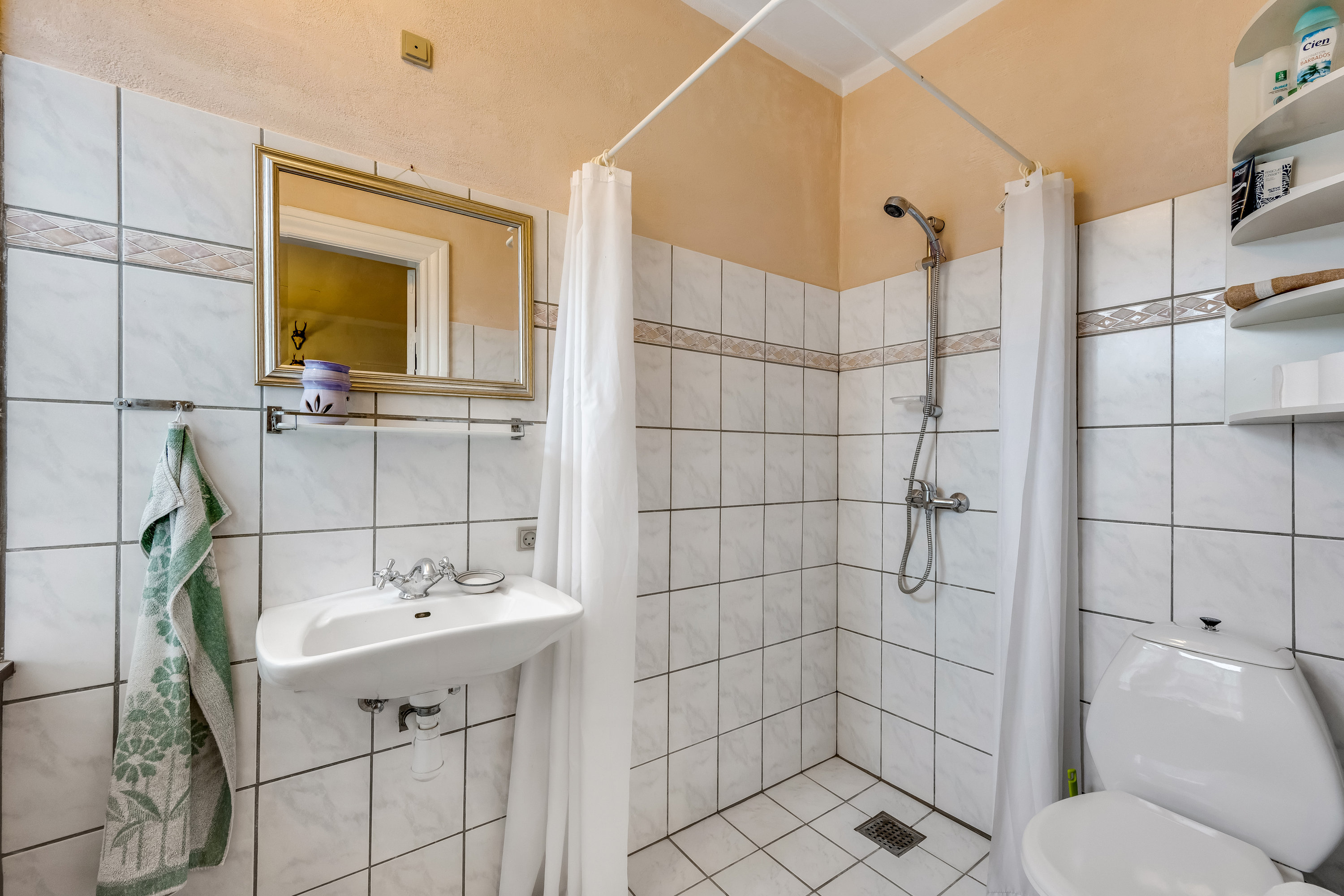 Fremhævet badeværelse billede i fuldskærmstilstand. Billede af Tim Kirkevej 28A, 6980 Tim