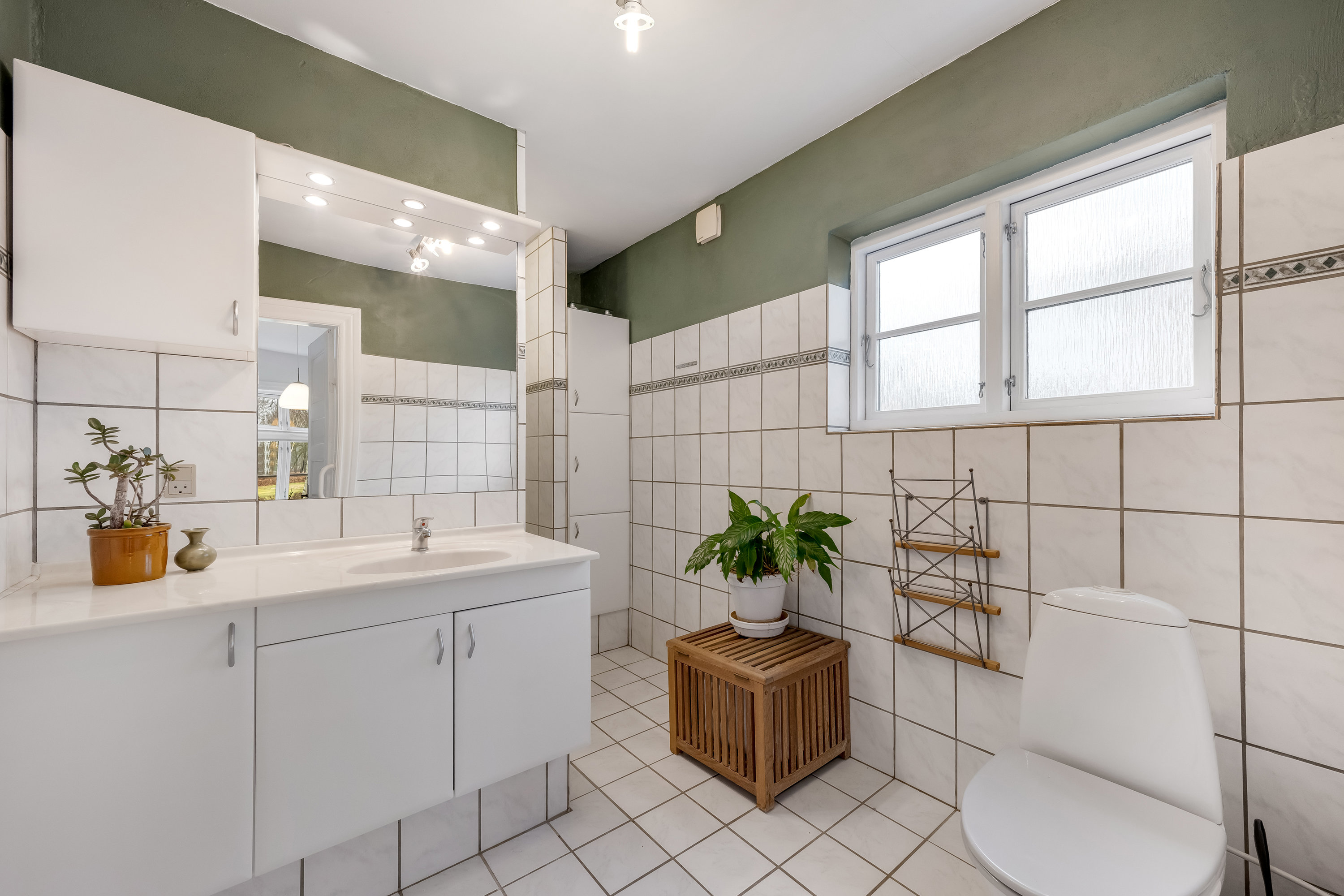 Fremhævet badeværelse billede i fuldskærmstilstand. Billede af Tim Kirkevej 28A, 6980 Tim