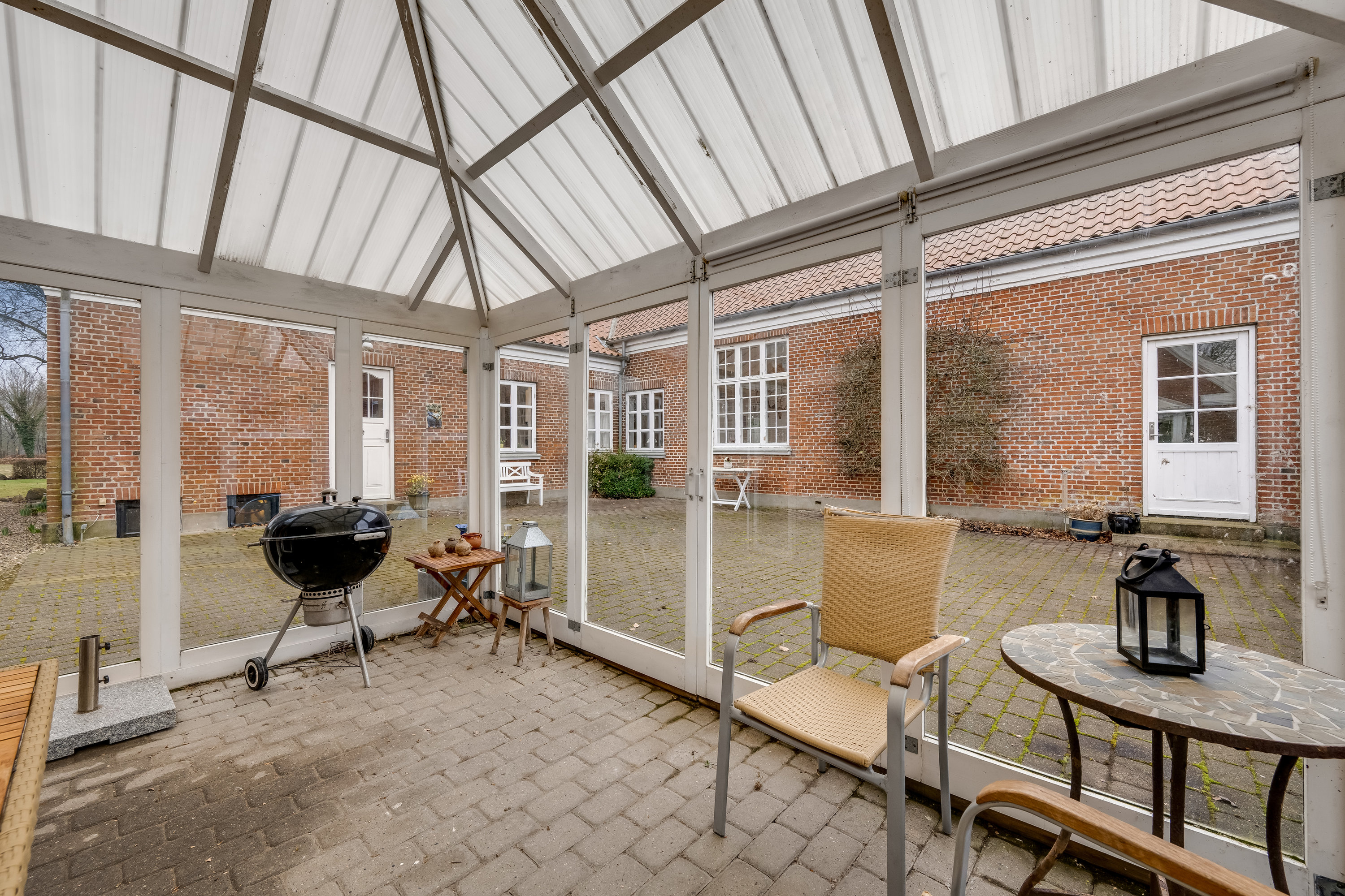 Fremhævet overdækket terrasse billede i fuldskærmstilstand. Billede af Tim Kirkevej 28A, 6980 Tim