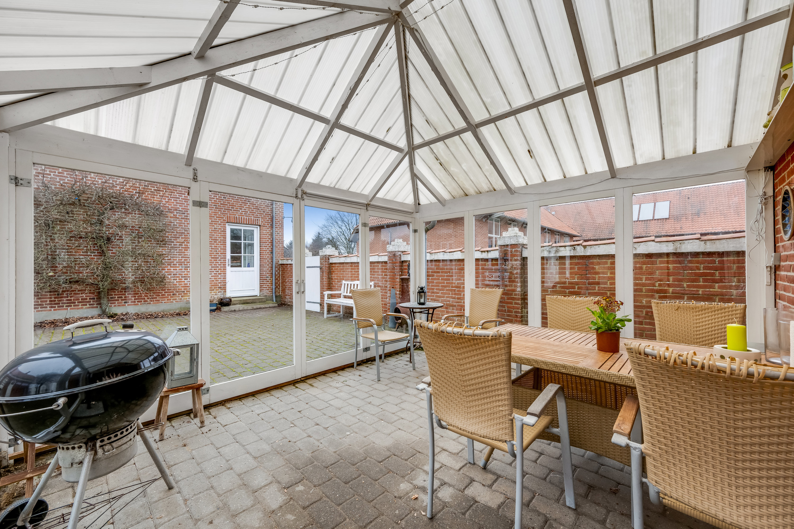 Fremhævet overdækket terrasse billede i fuldskærmstilstand. Billede af Tim Kirkevej 28A, 6980 Tim