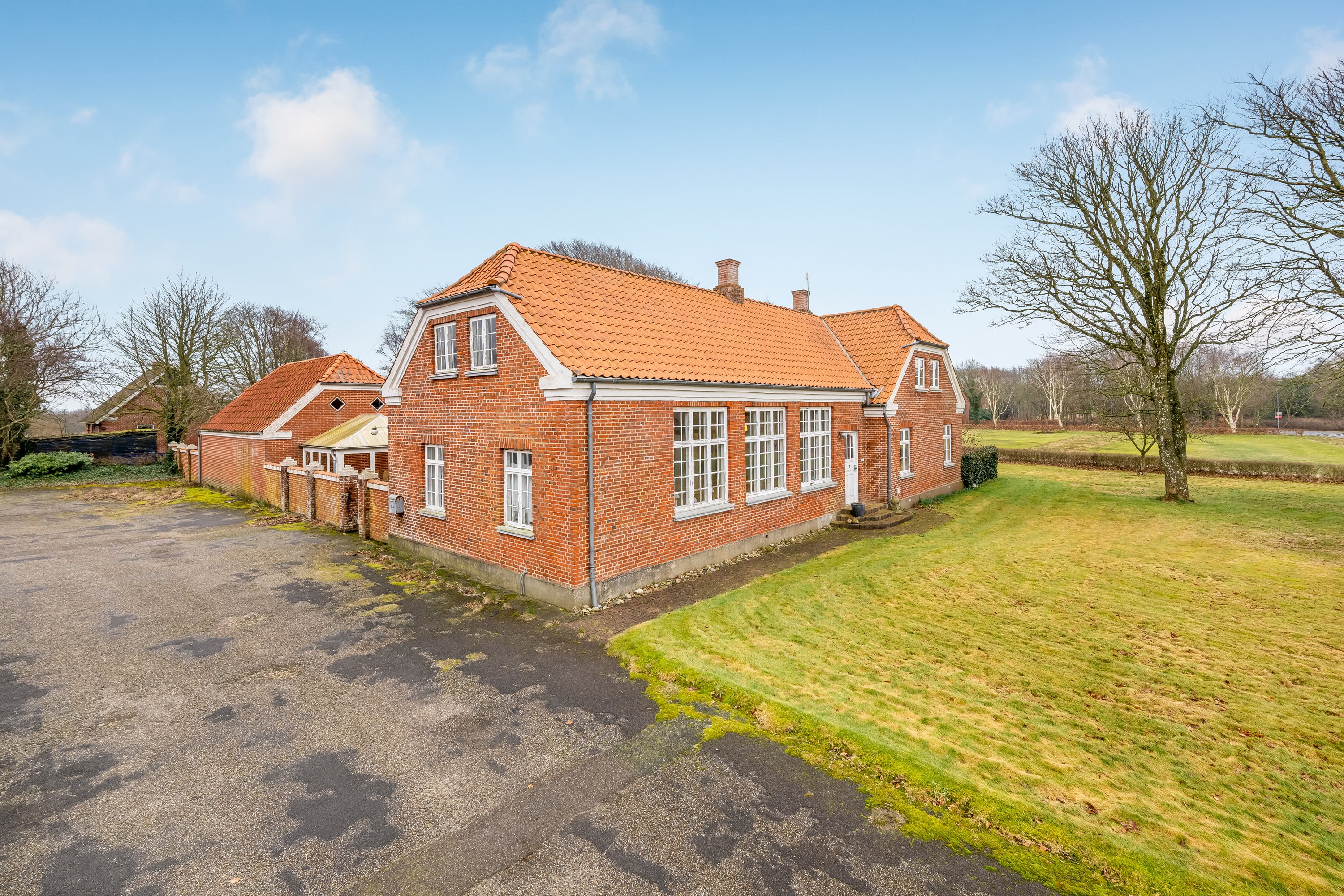 Fremhævet facade billede i fuldskærmstilstand. Billede af Tim Kirkevej 28A, 6980 Tim