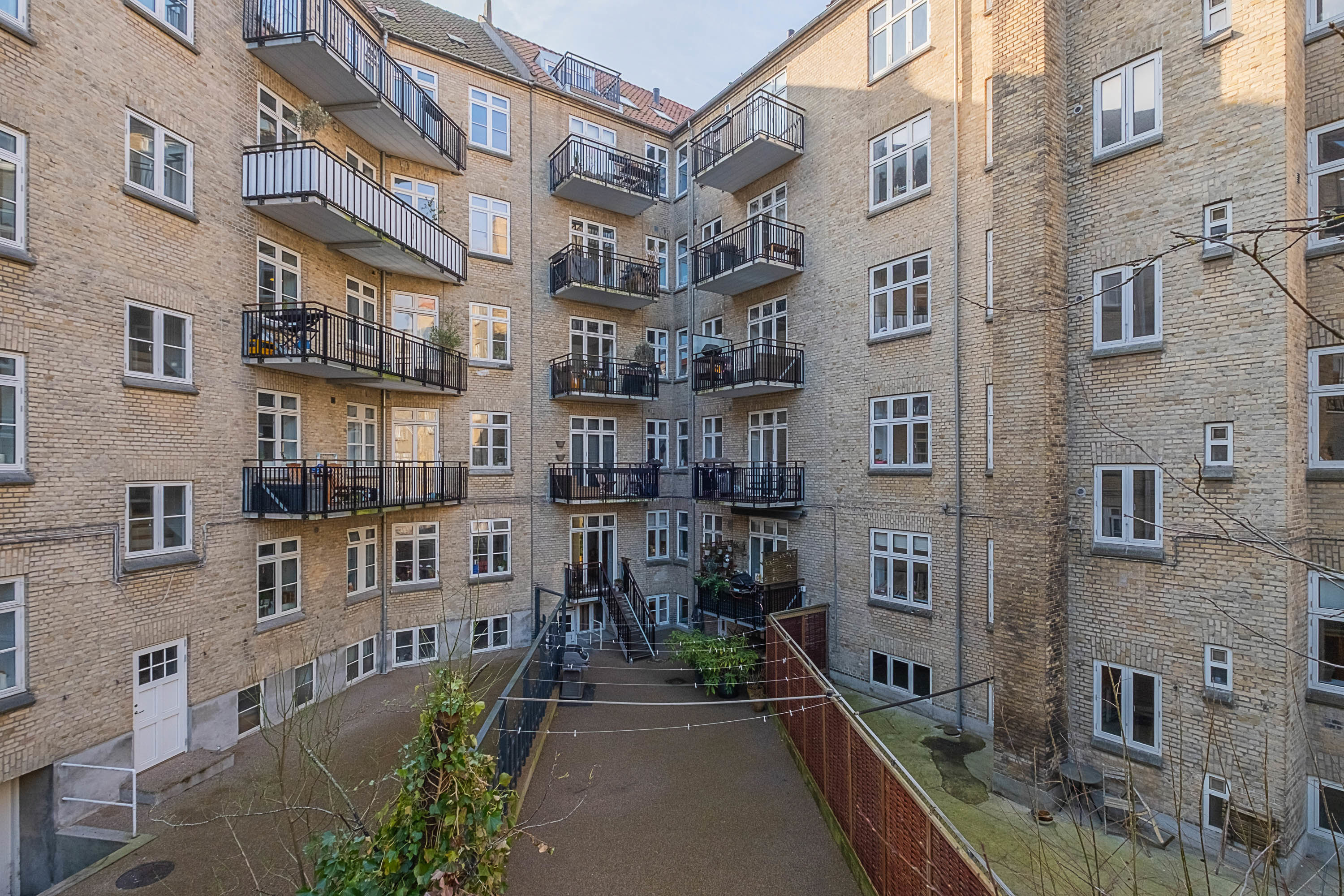 Fremhævet bag facade billede i fuldskærmstilstand. Billede af Stadion Allé 33, kld.., 8000 Aarhus C