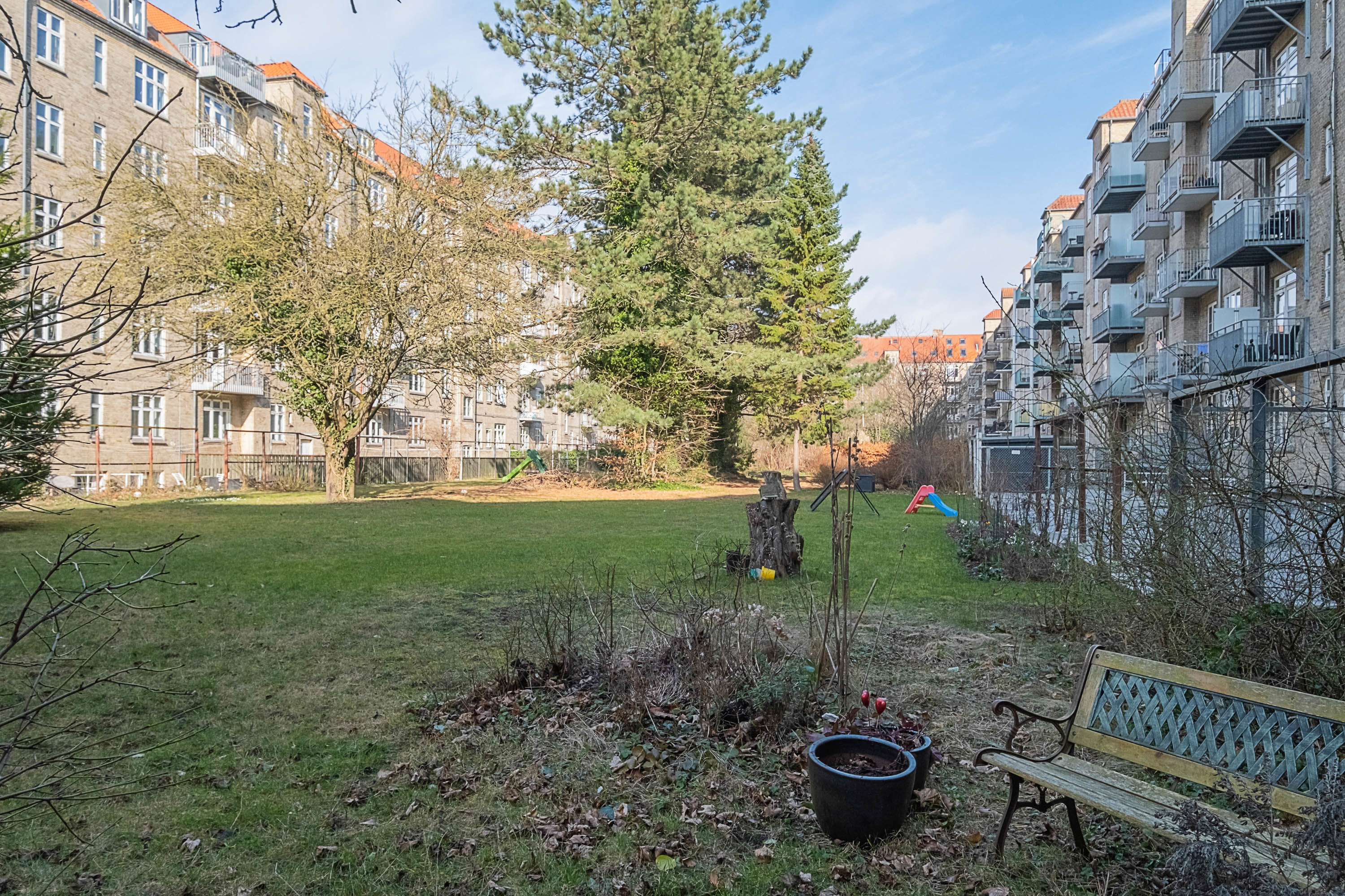Fremhævet gårdmiljø billede i fuldskærmstilstand. Billede af Stadion Allé 33, kld.., 8000 Aarhus C