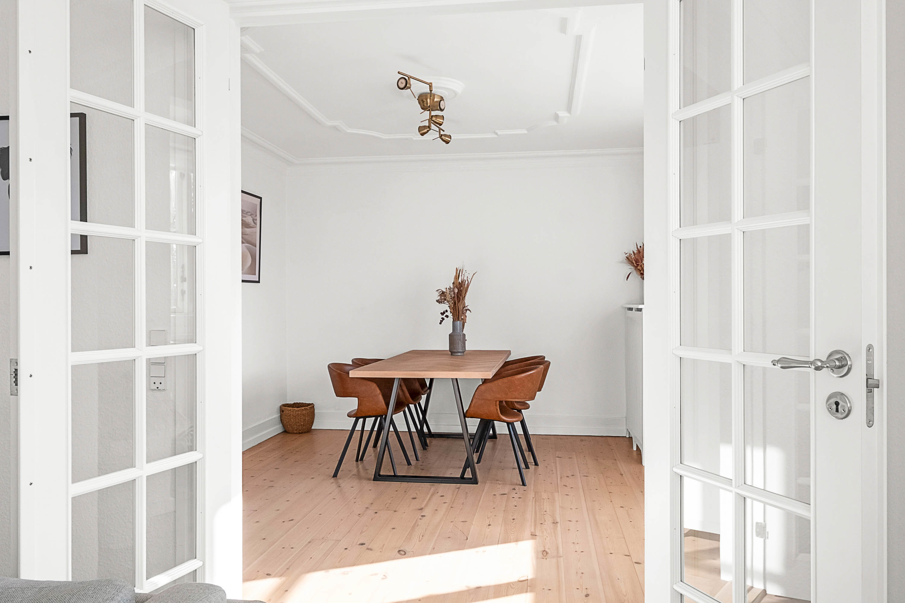 Fremhævet stue billede i fuldskærmstilstand. Billede af Stadion Allé 33, kld.., 8000 Aarhus C