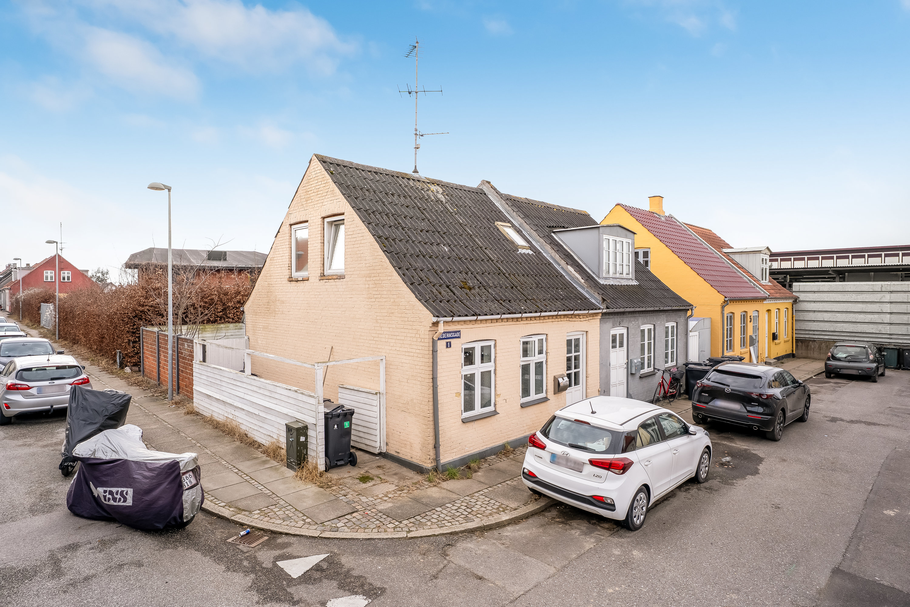 Fremhævet facade billede i fuldskærmstilstand. Billede af Frederiksgade 1, 4800 Nykøbing F