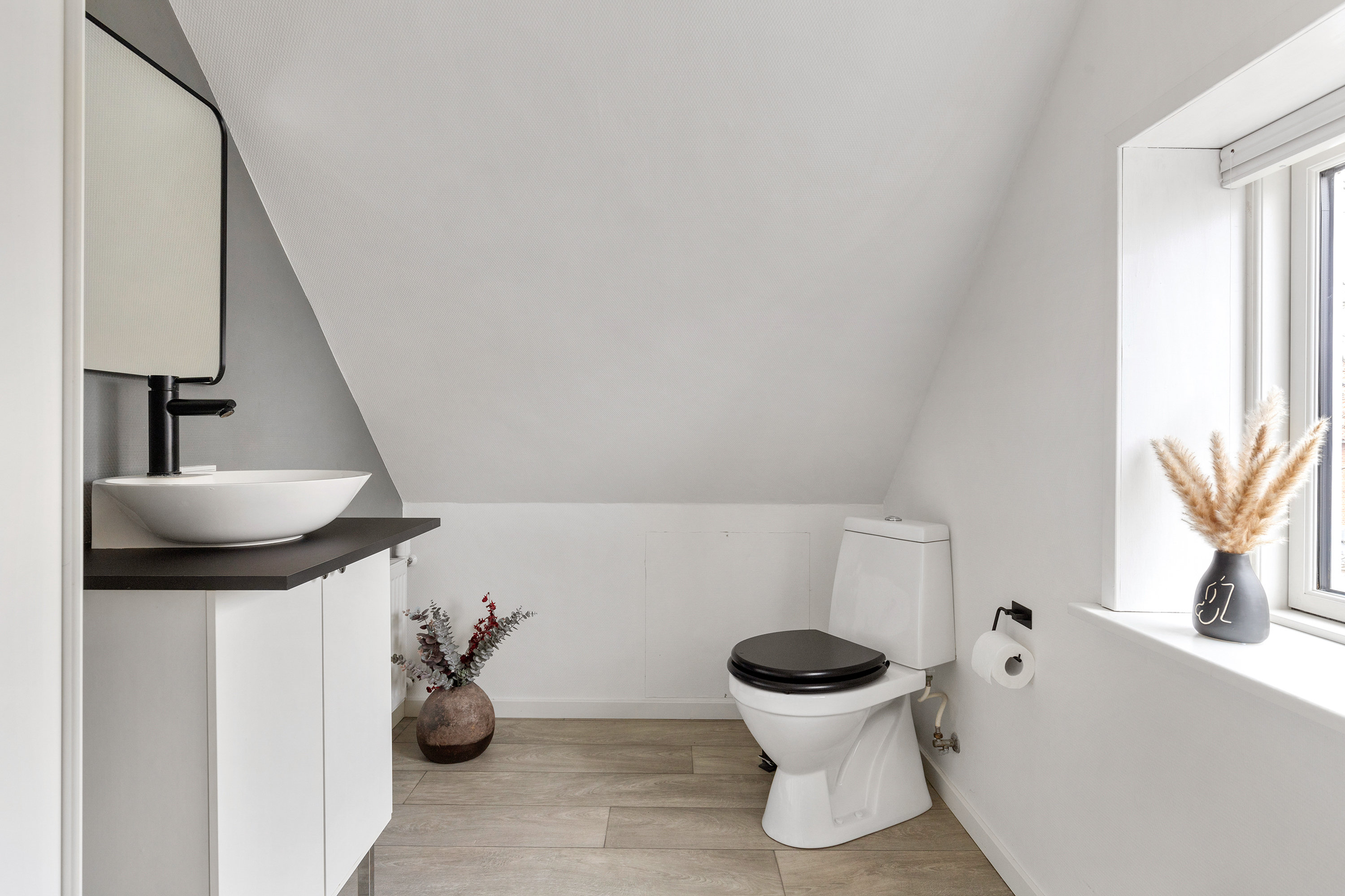 Fremhævet toilet billede i fuldskærmstilstand. Billede af Frilandsvej 86, 9800 Hjørring