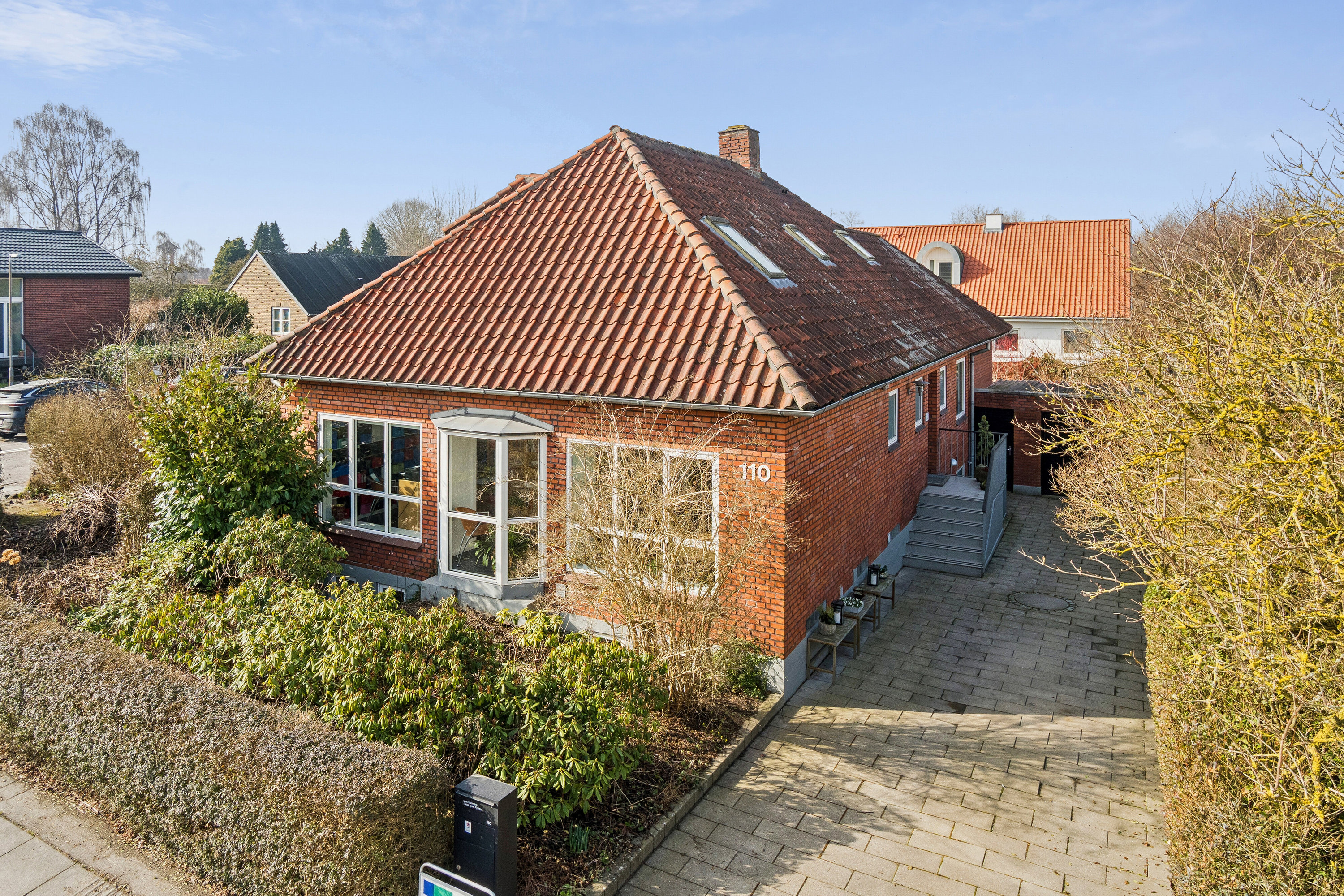 Fremhævet set fra vejen billede i fuldskærmstilstand. Billede af Jyllands Allé 110, 8270 Højbjerg