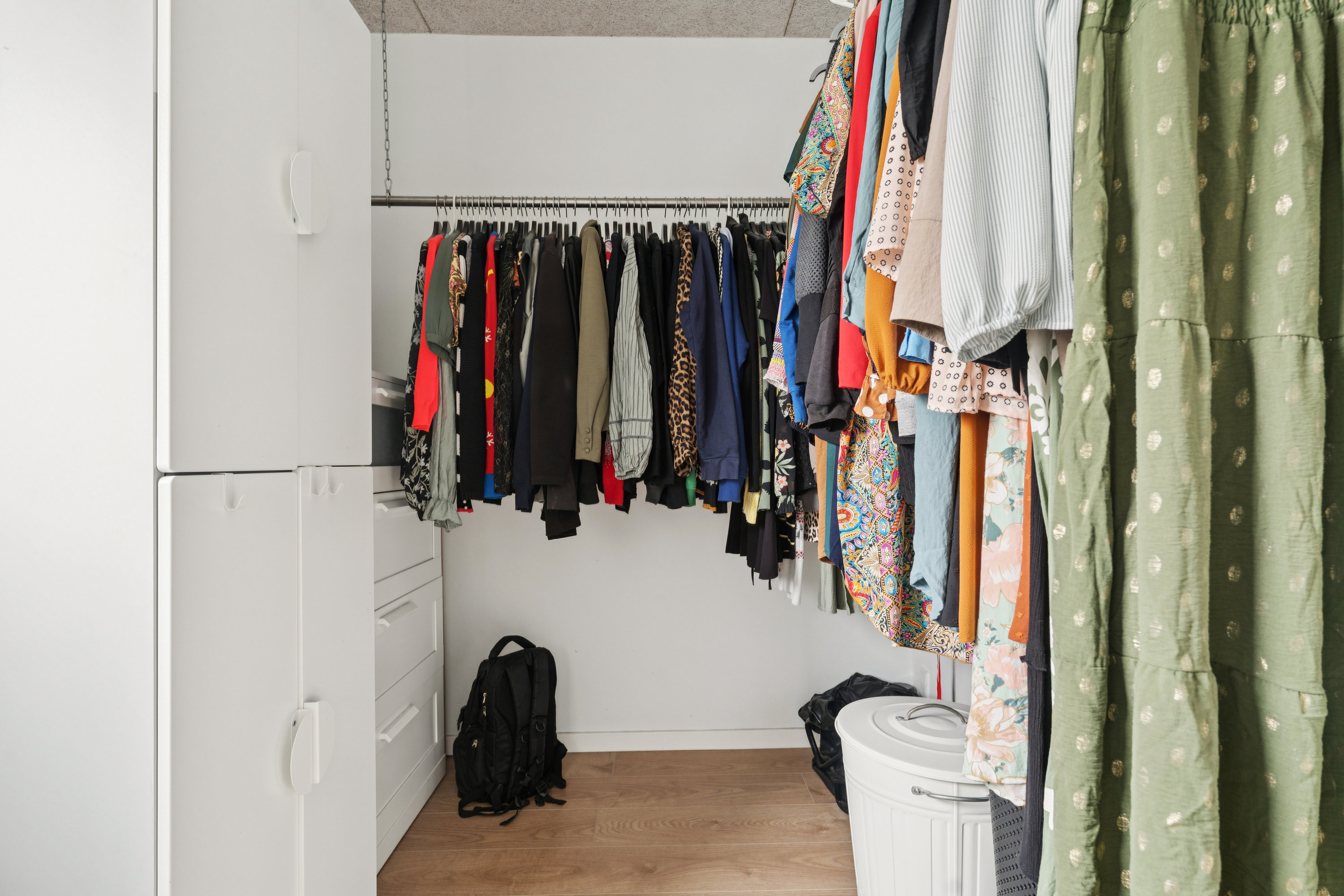 Fremhævet walkin closet billede i fuldskærmstilstand. Billede af Vibevej 5, 8850 Bjerringbro