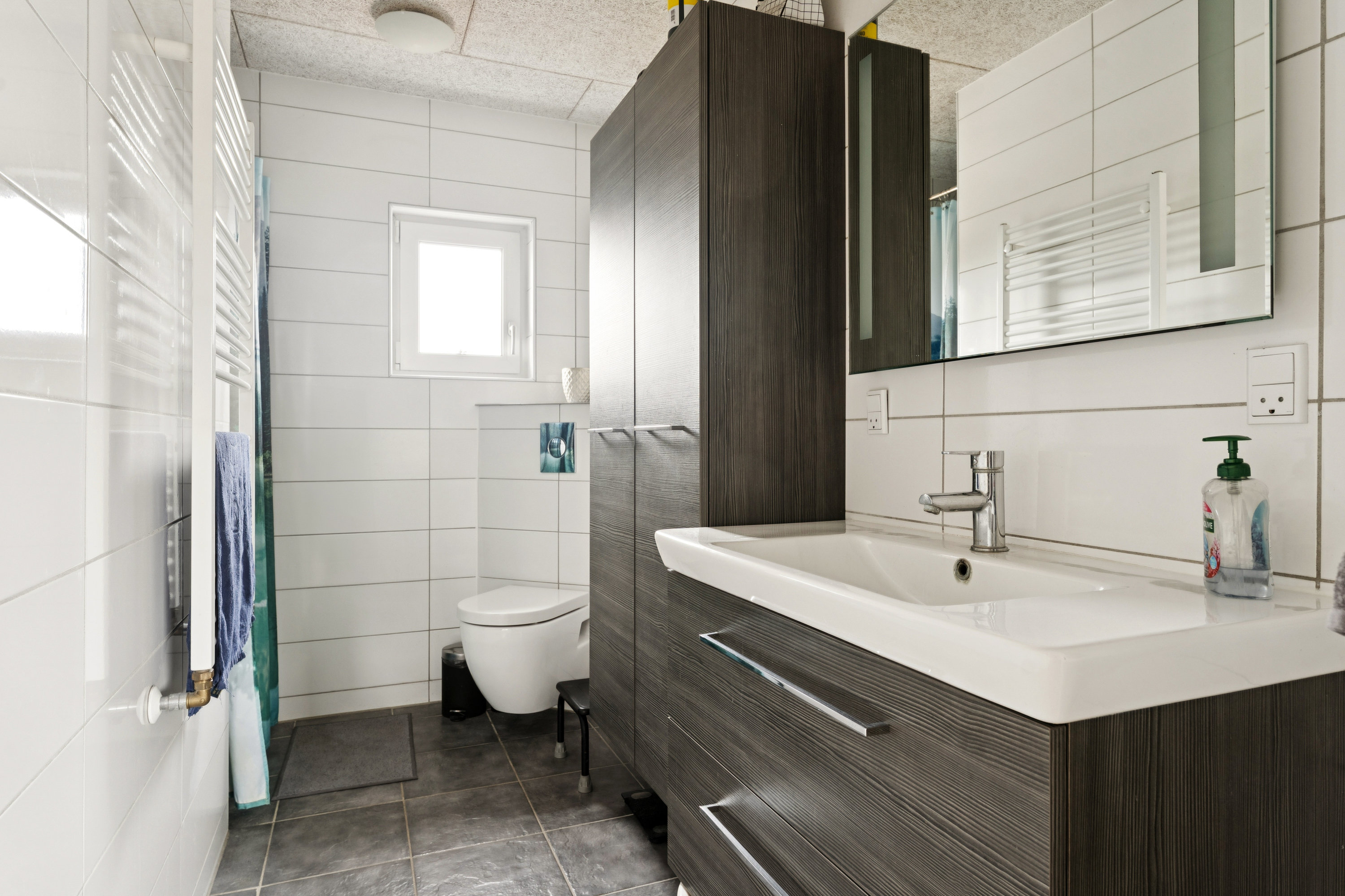 Fremhævet badeværelse billede i fuldskærmstilstand. Billede af Vibevej 5, 8850 Bjerringbro