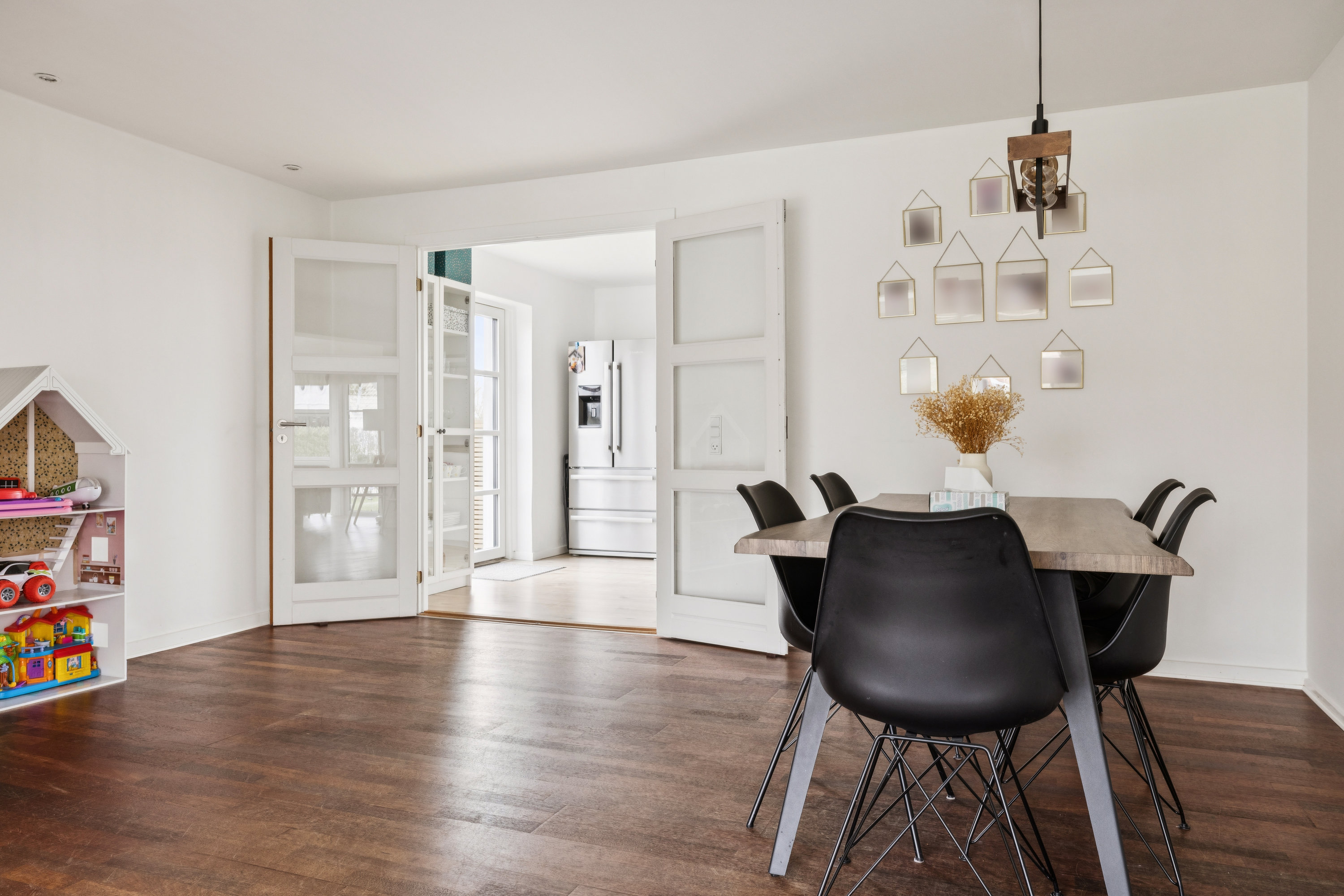 Fremhævet stue billede i fuldskærmstilstand. Billede af Chr. Richardtsvej 38, Ørsted, 5620 Glamsbjerg