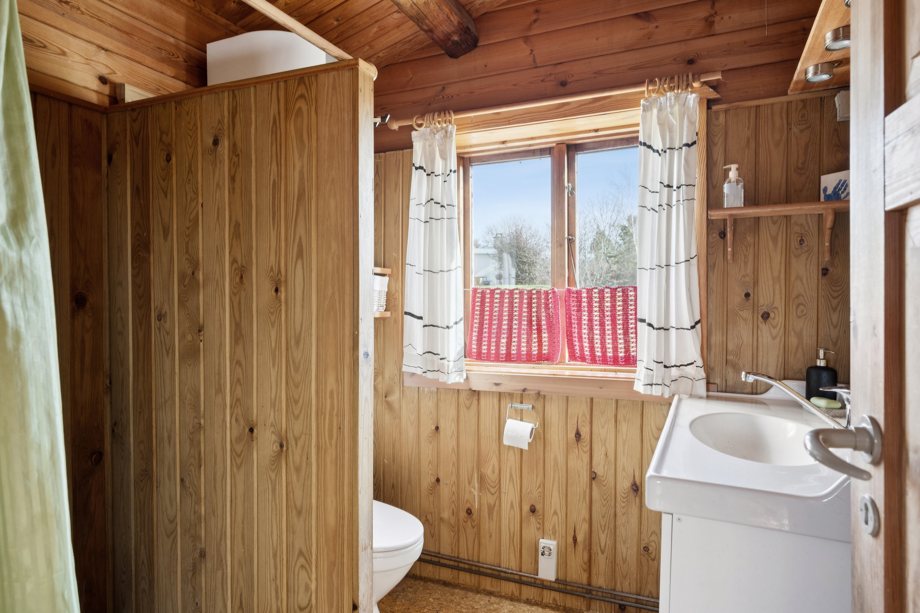 Fremhævet badeværelse billede i fuldskærmstilstand. Billede af Vestervang 6, Dejret Klit, 8420 Knebel