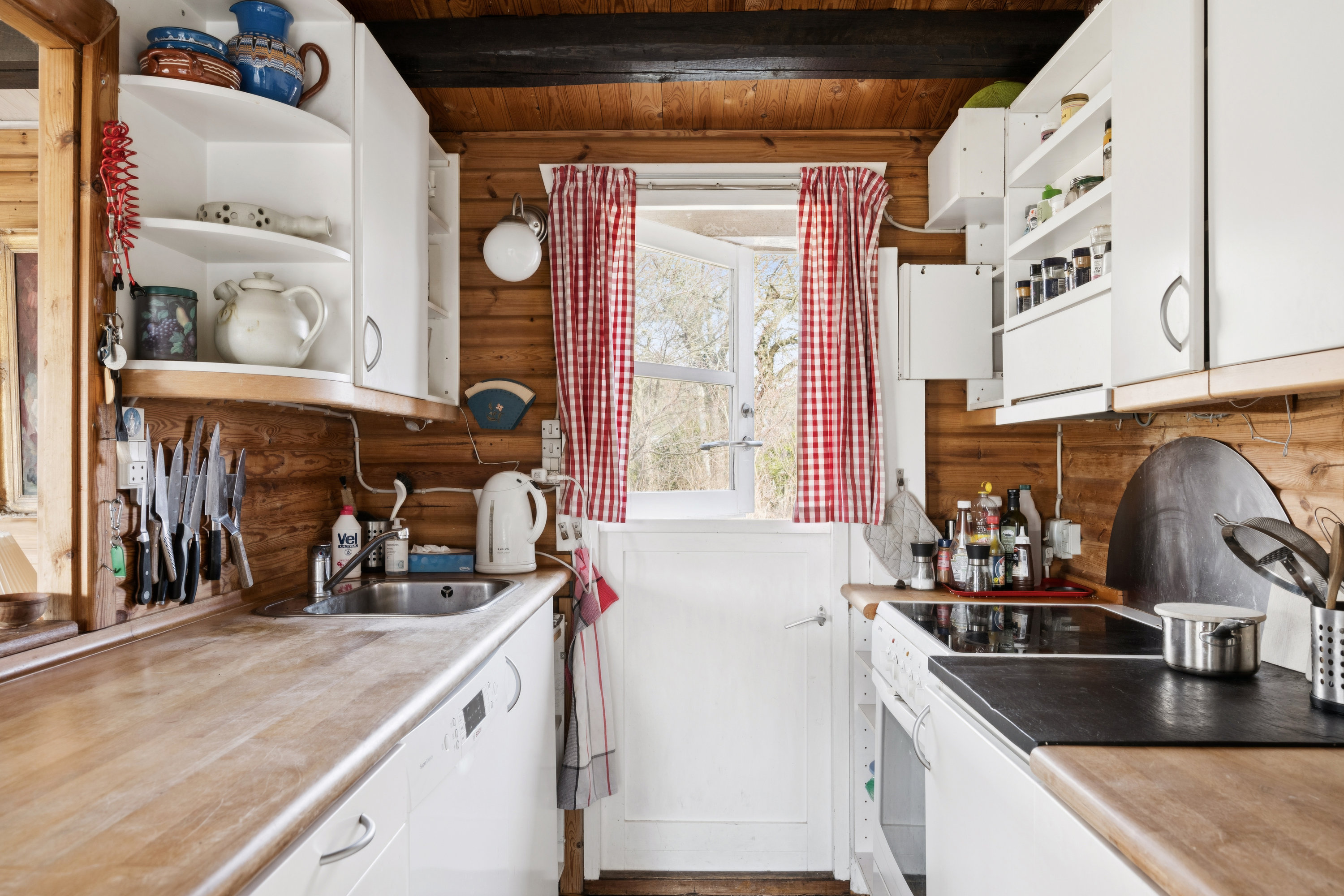 Fremhævet køkken billede i fuldskærmstilstand. Billede af Vestervang 6, Dejret Klit, 8420 Knebel