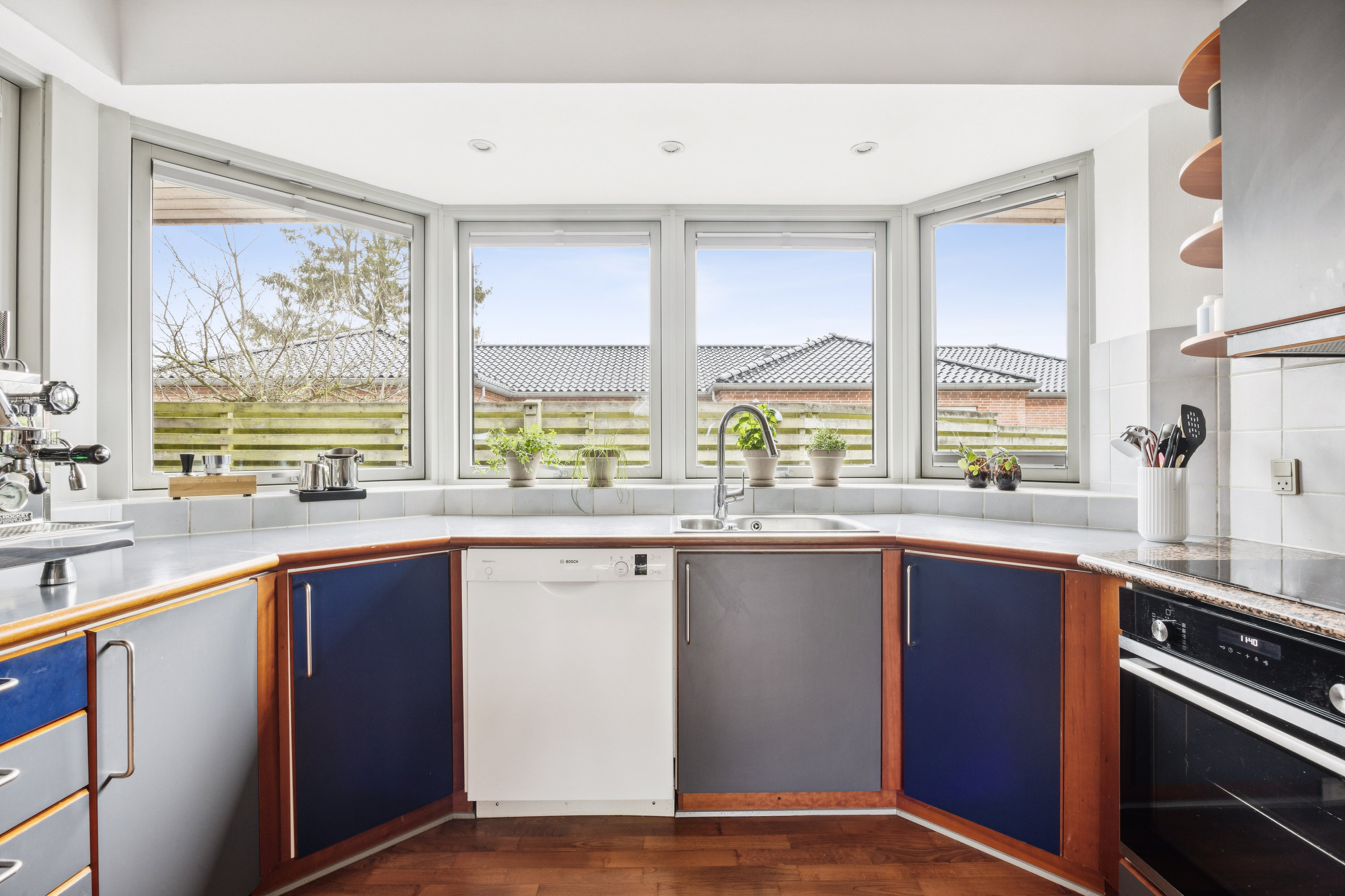 Fremhævet køkken billede i fuldskærmstilstand. Billede af Åbuen 17, 2690 Karlslunde