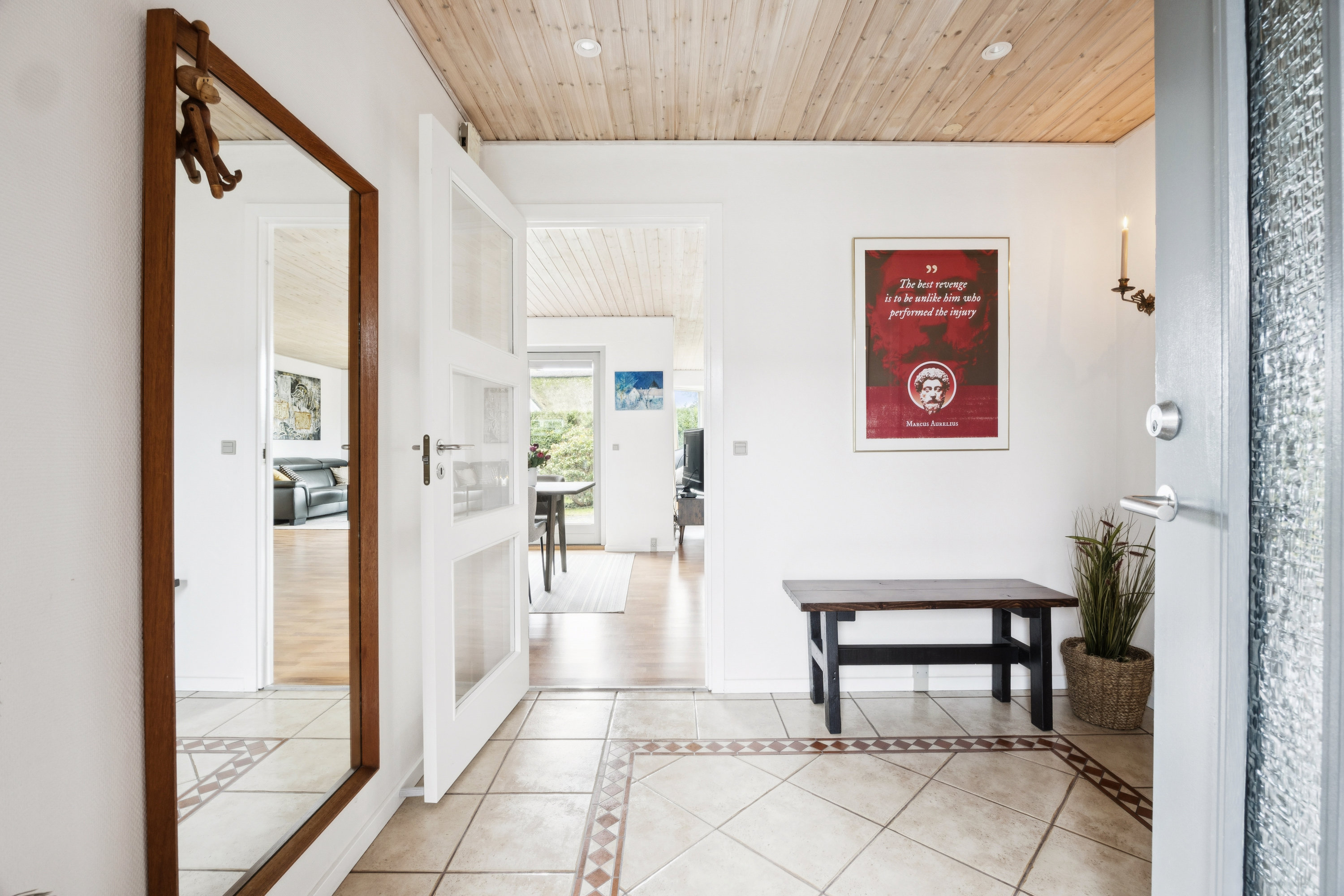 Fremhævet gang billede i fuldskærmstilstand. Billede af Åbuen 17, 2690 Karlslunde