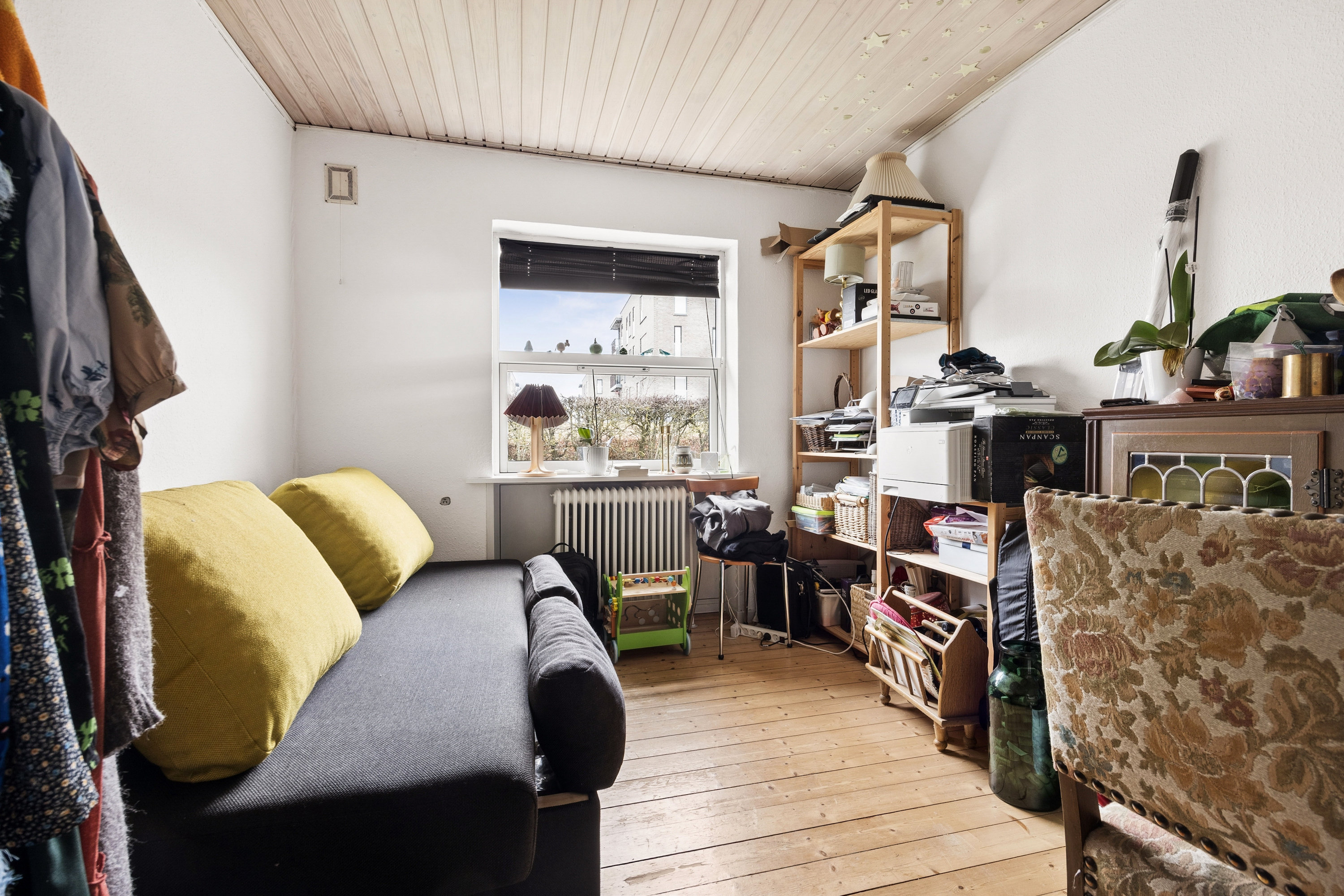 Fremhævet stue billede i fuldskærmstilstand. Billede af Jørgen Berthelsens Vej 13, 9400 Nørresundby