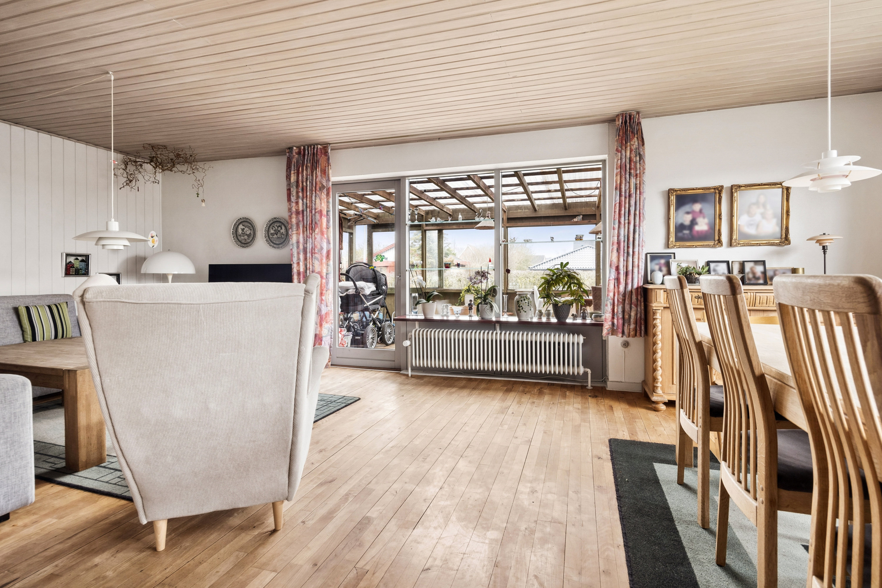 Fremhævet stue billede i fuldskærmstilstand. Billede af Jørgen Berthelsens Vej 13, 9400 Nørresundby